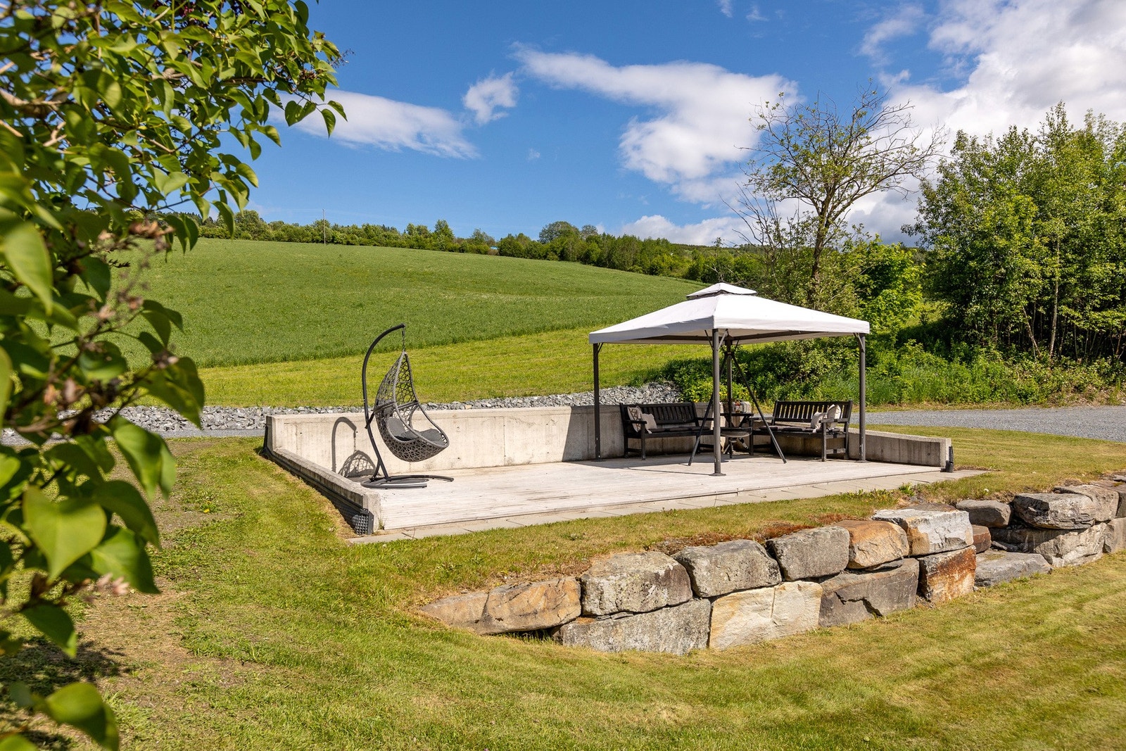 Uteplass med støpt plate Galleribilde