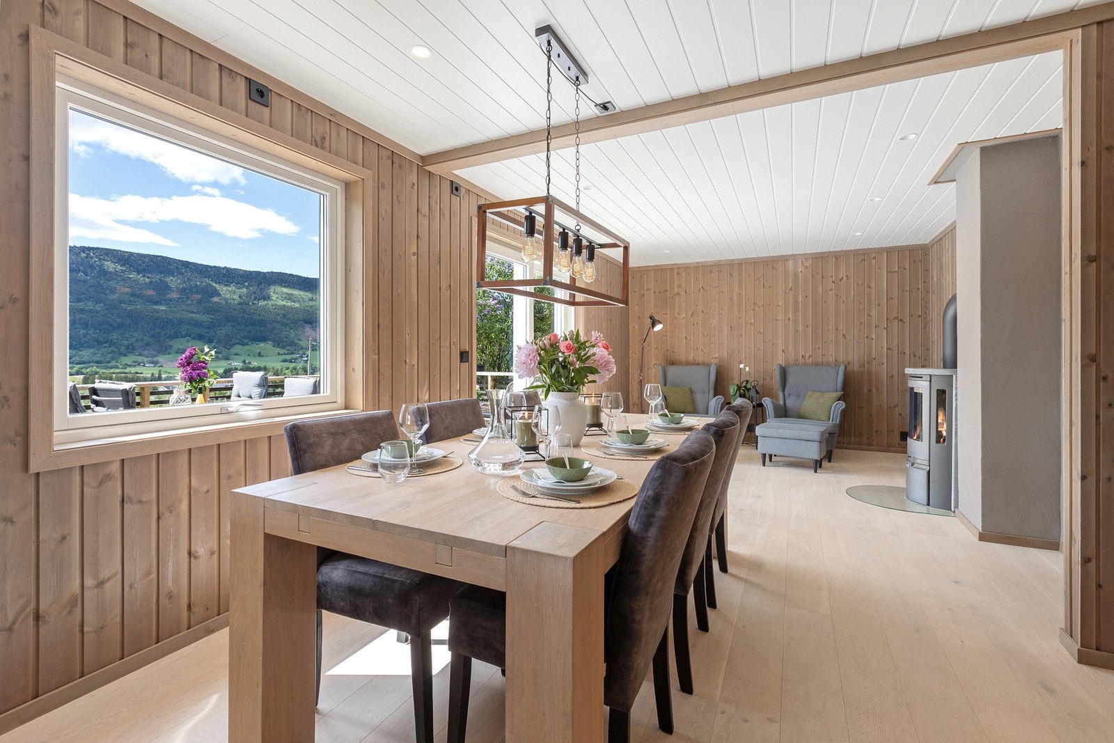 Peisovn med glass for ekstra varme, i tillegg til vannbåren gulvvarme Galleribilde