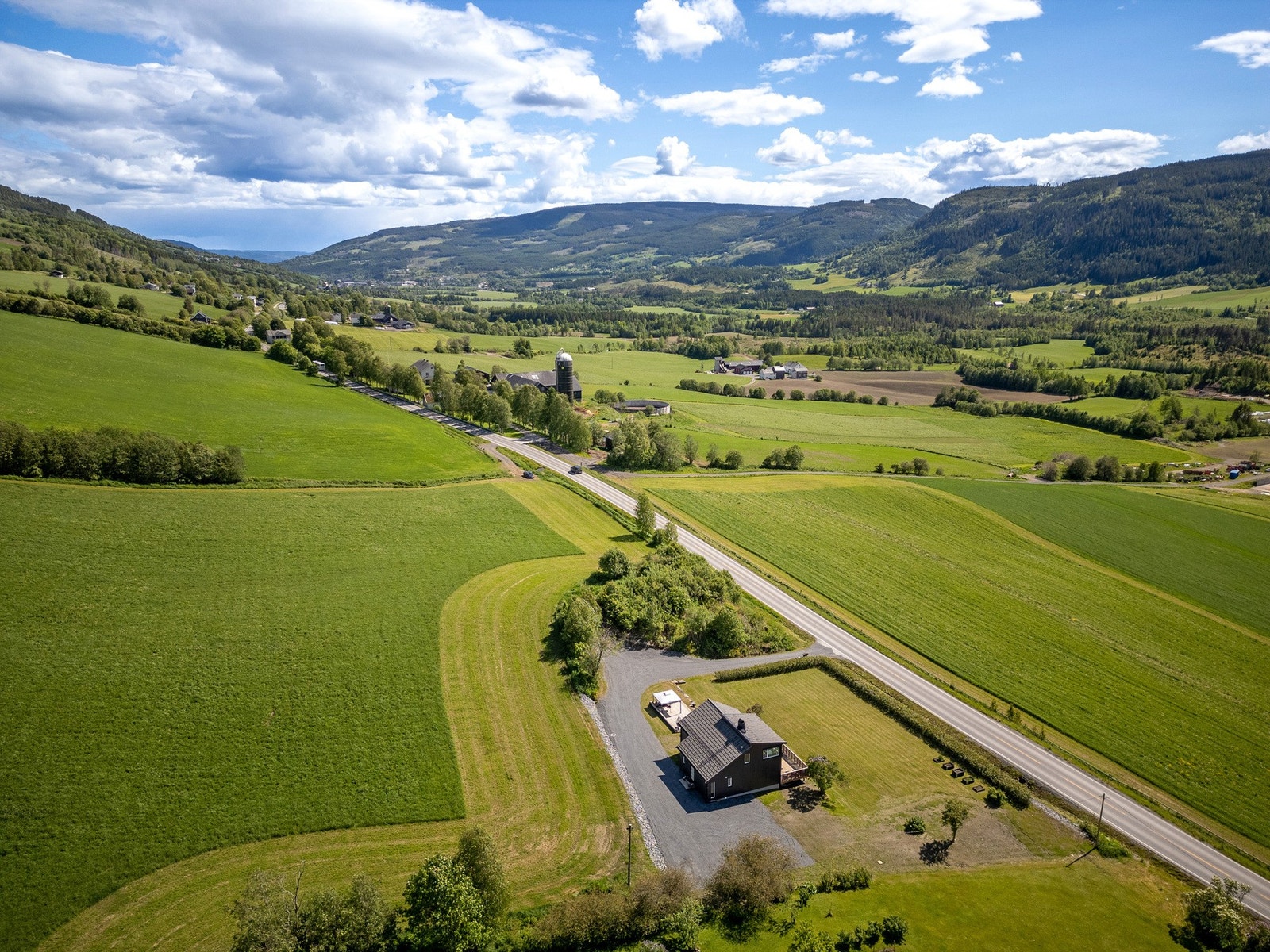 Ca. 4 km til Segalstad Bru med skoler, butikker m.m. Galleribilde