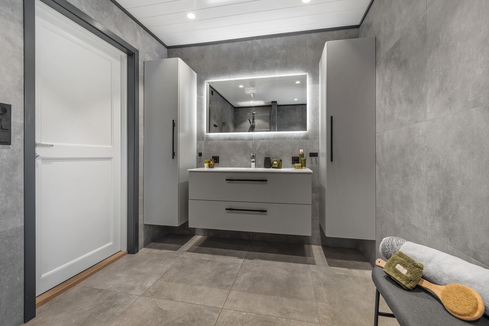 Moderne innredning og god plass på badet Galleribilde