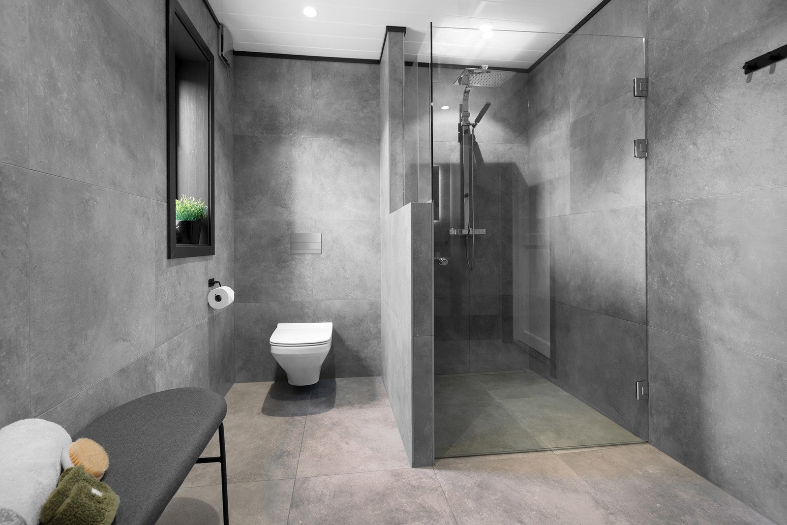 Lekkert flislagt baderom Galleribilde