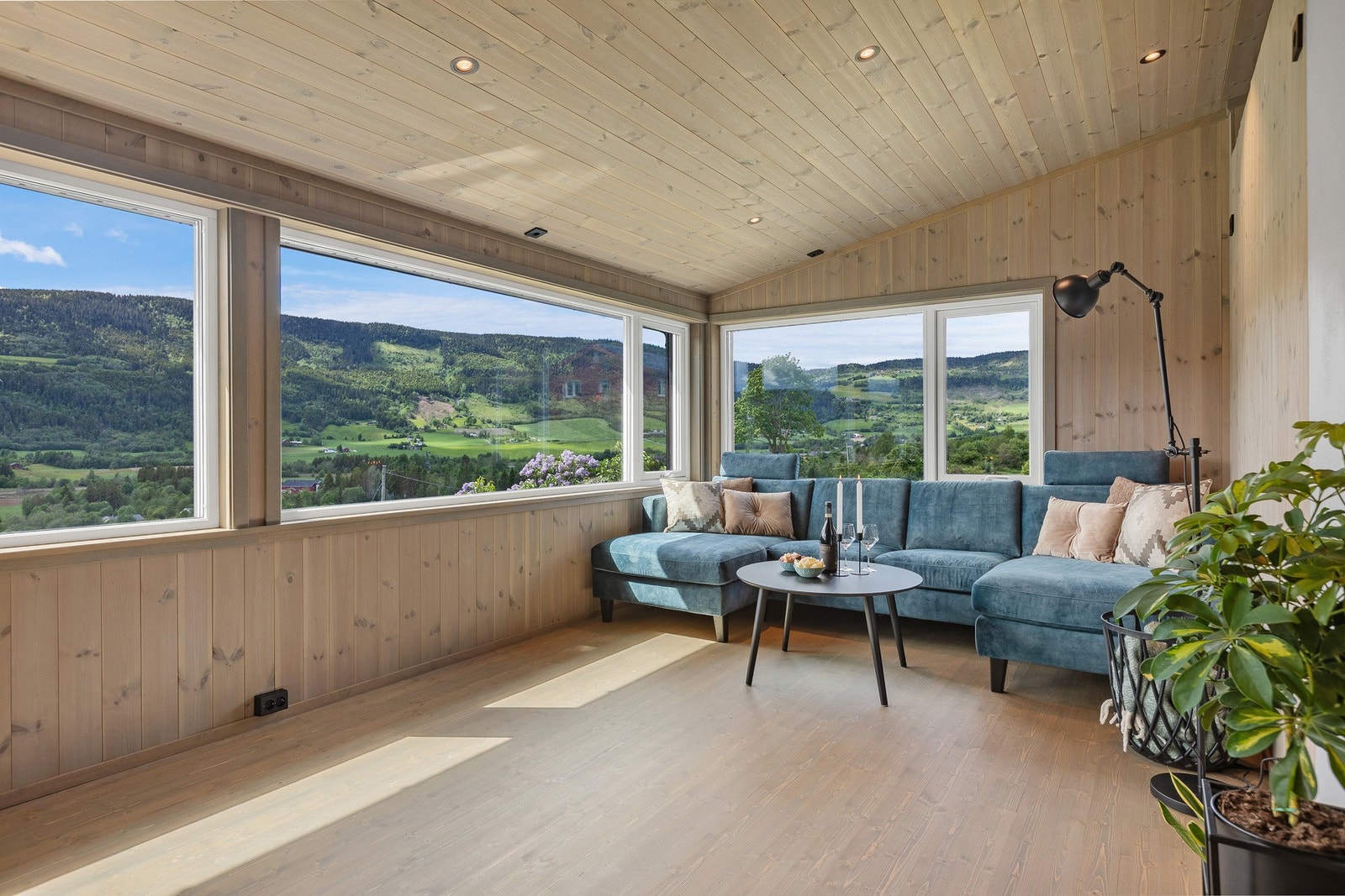 Loftstue med store vinudsflater med flott utsikt Galleribilde