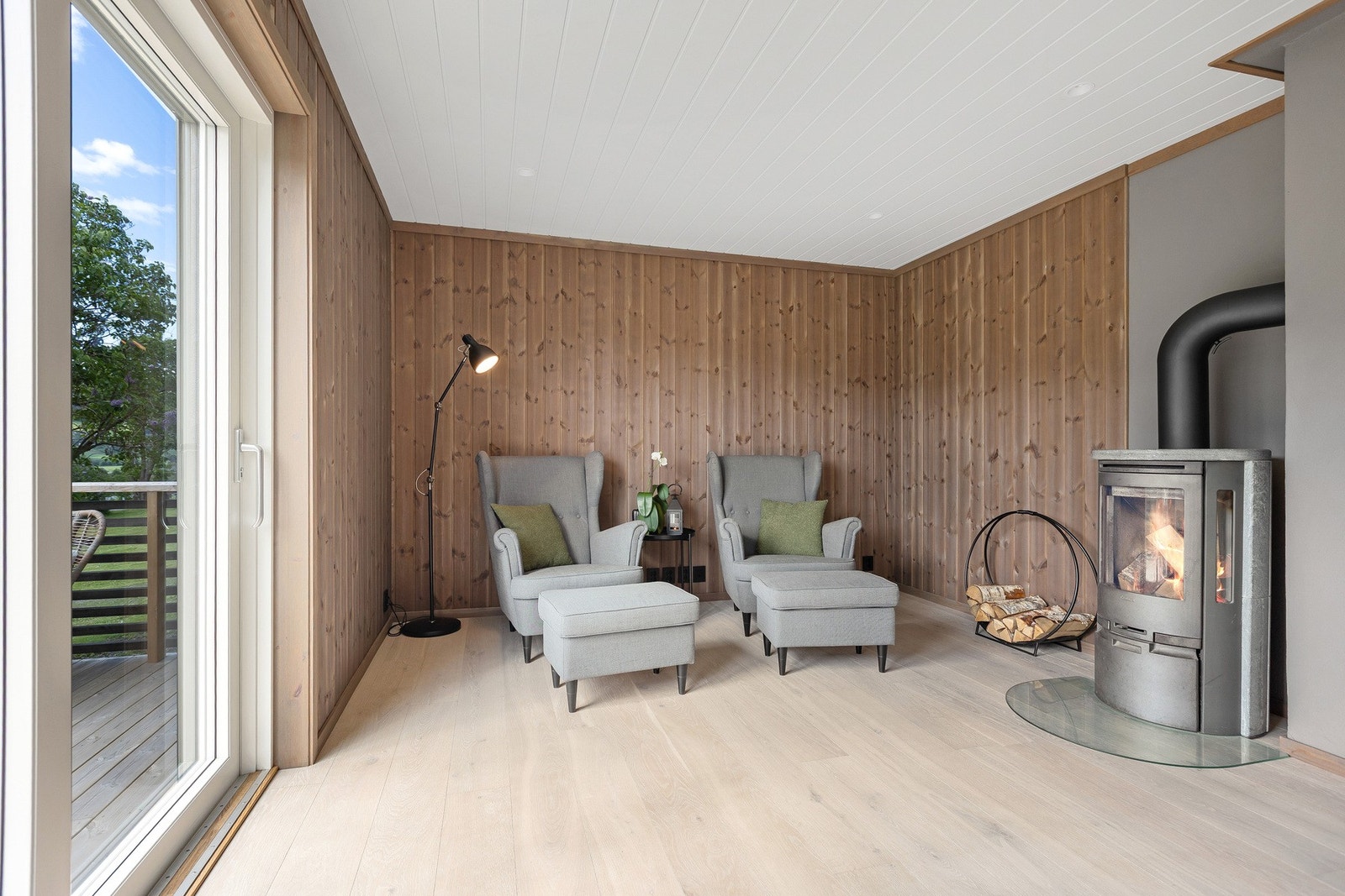 Koselig stuedel med plass til stoler eller sofa Galleribilde