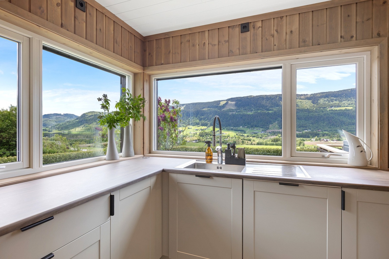 Store vindusflater sørger for godt med dagslys Galleribilde