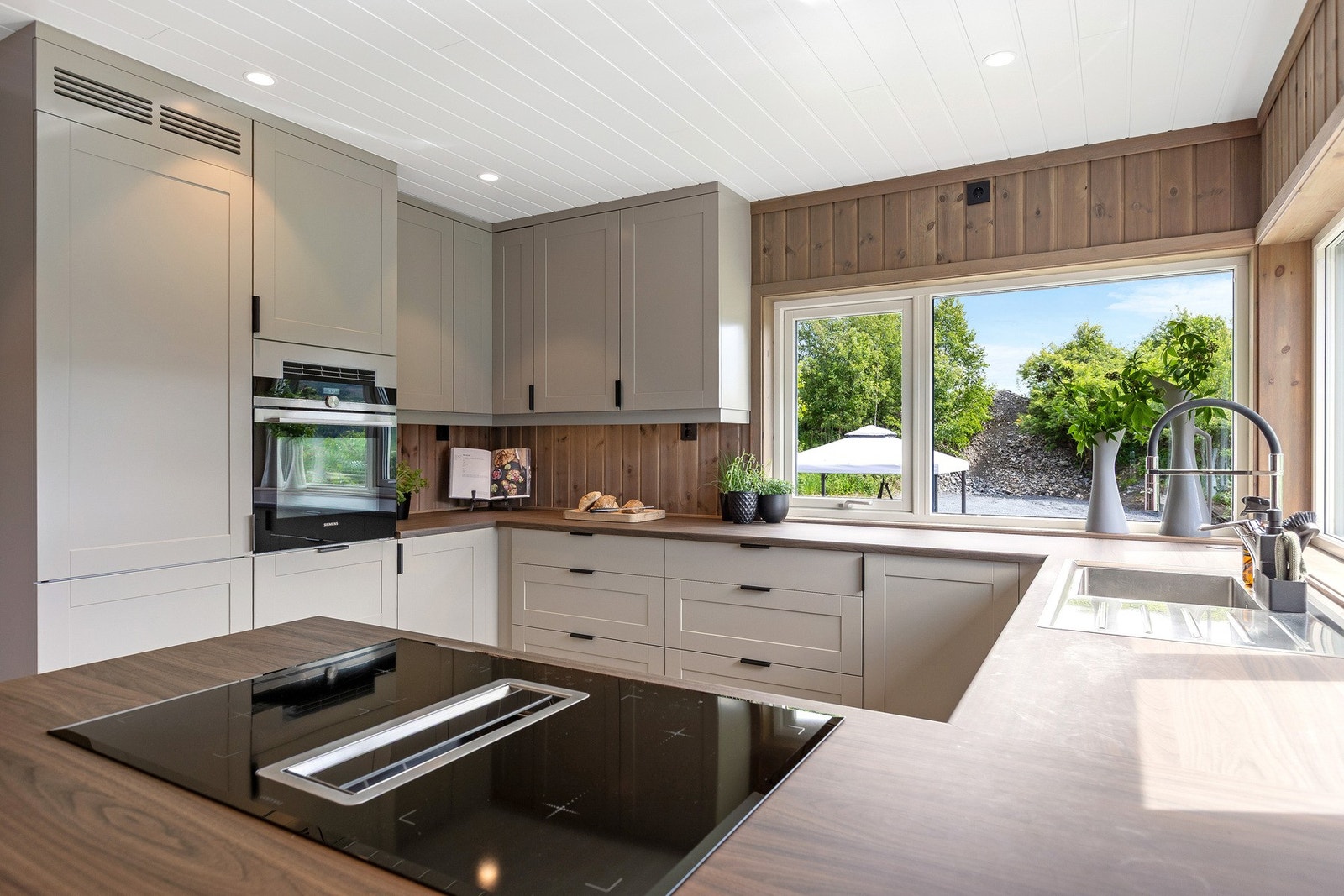 Integrerte hvitevarer og god benkeplass Galleribilde