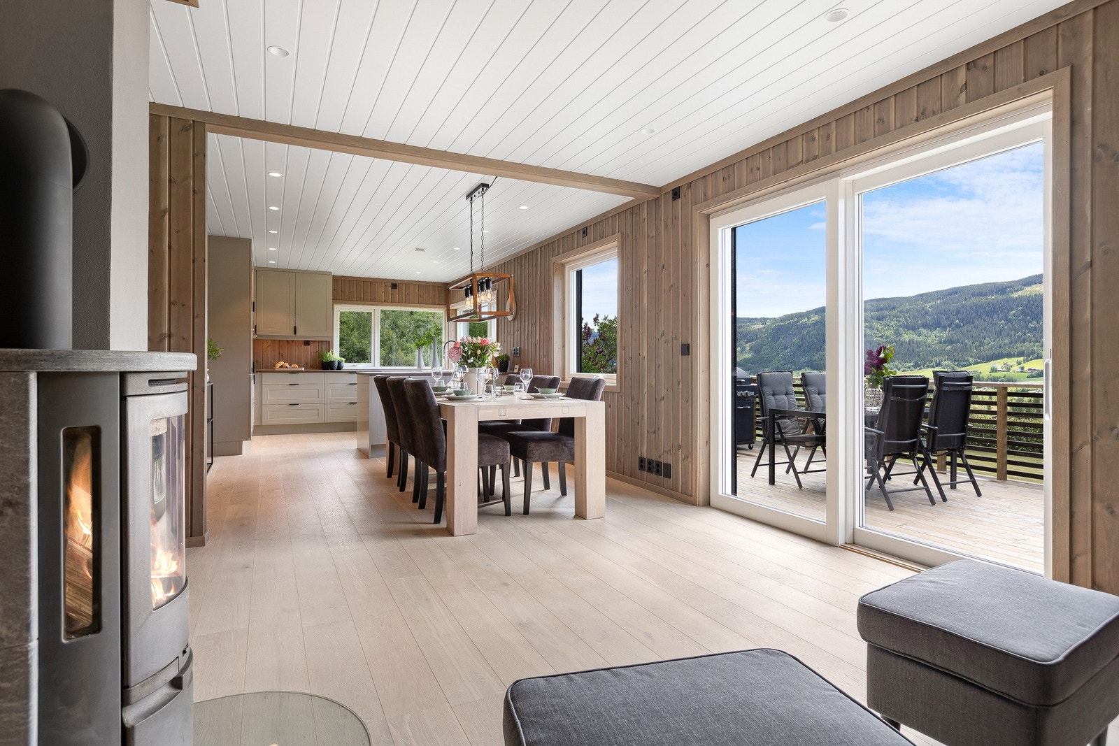 Delikat kjøkken-/stueløsning med utgang til solrik veranda Galleribilde