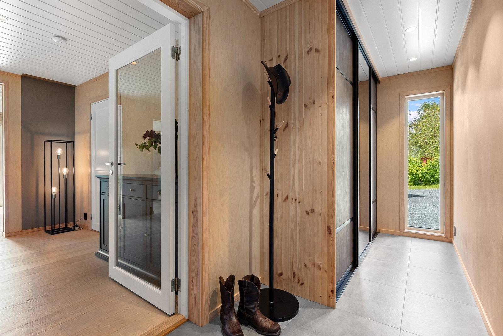 Entré/gang med skyvedørsgarderobe Galleribilde