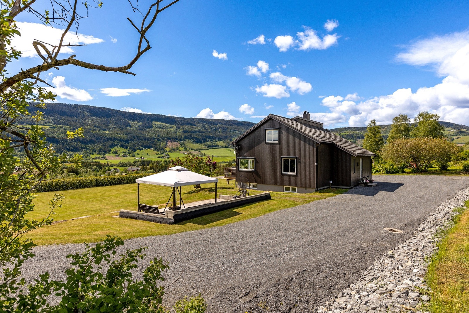 Romslig tomt på ca. 2,3 mål Galleribilde