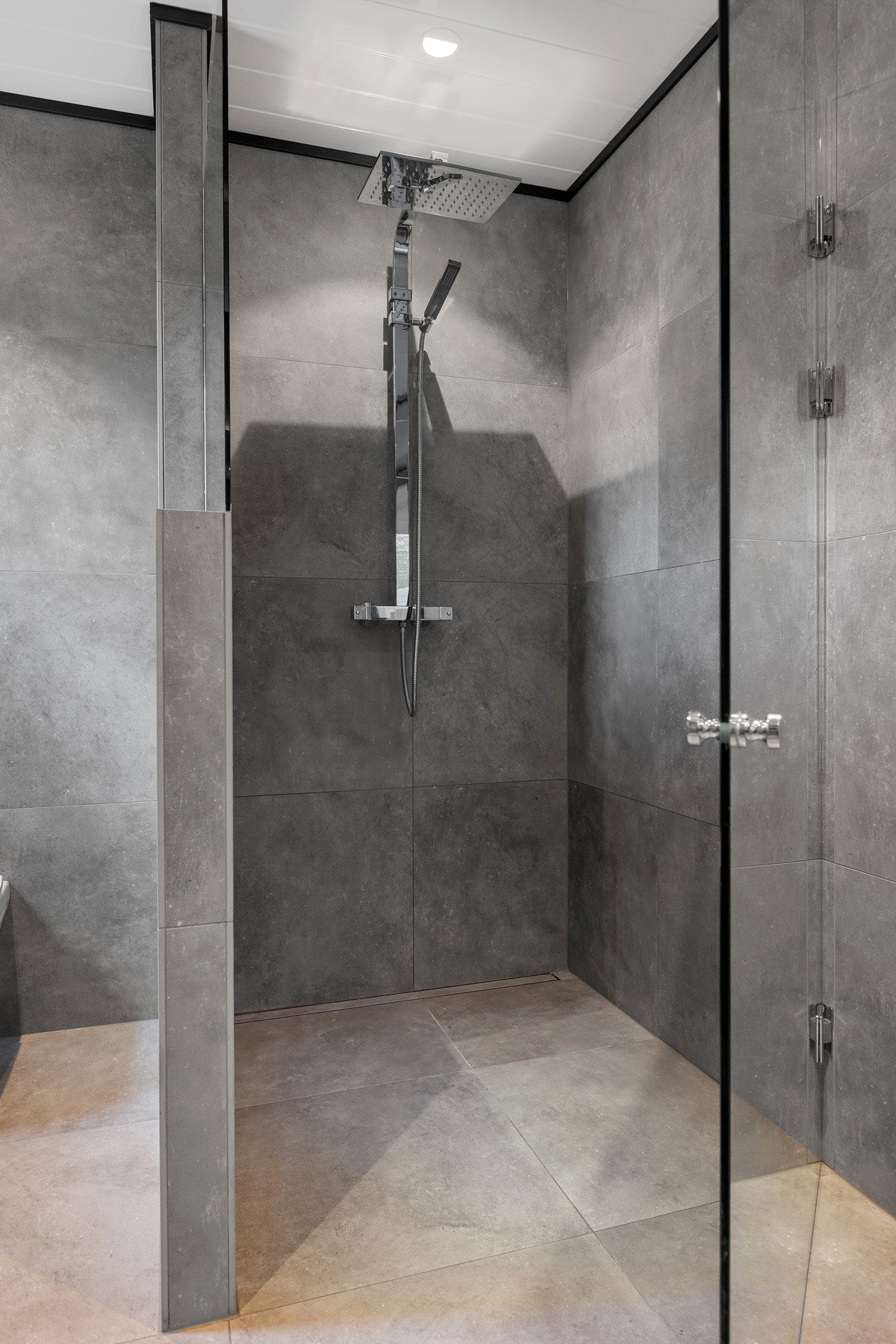 Dusjnisje med glassdør Galleribilde