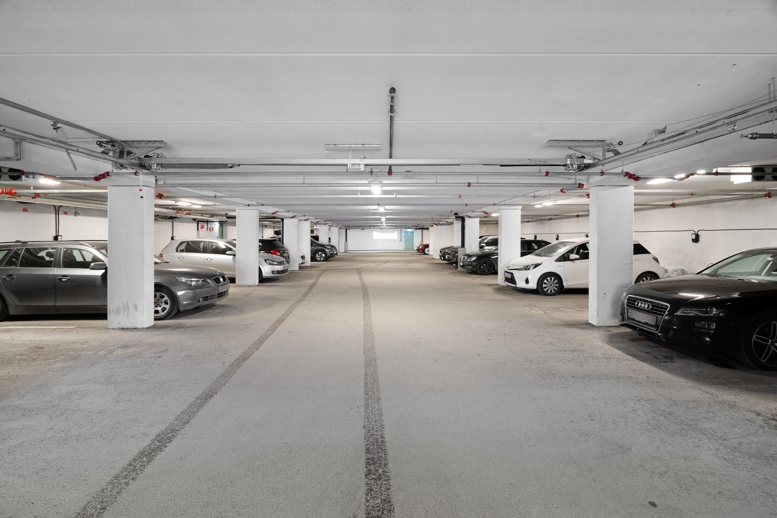 Fast plass i lukket garasjeanlegg. Tilrettelagt for elbil-lader.