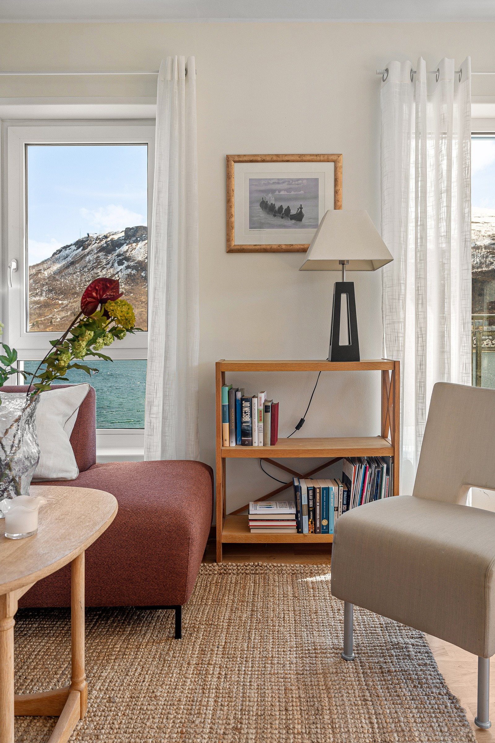 Leiligheten har god planløsning, gode lysforhold og gjennomført standard.