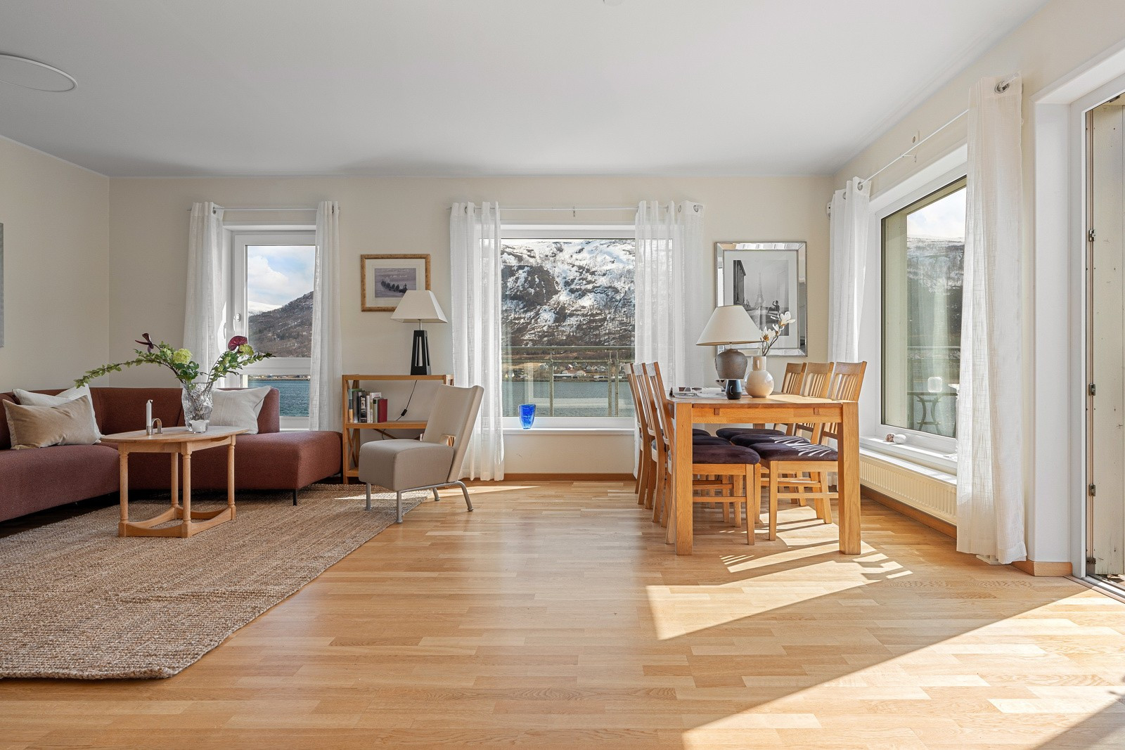 Stort oppholdsrom med plass til møblering i flere soner. Det var opprinnelig planlagt soverom der sofa står idag.