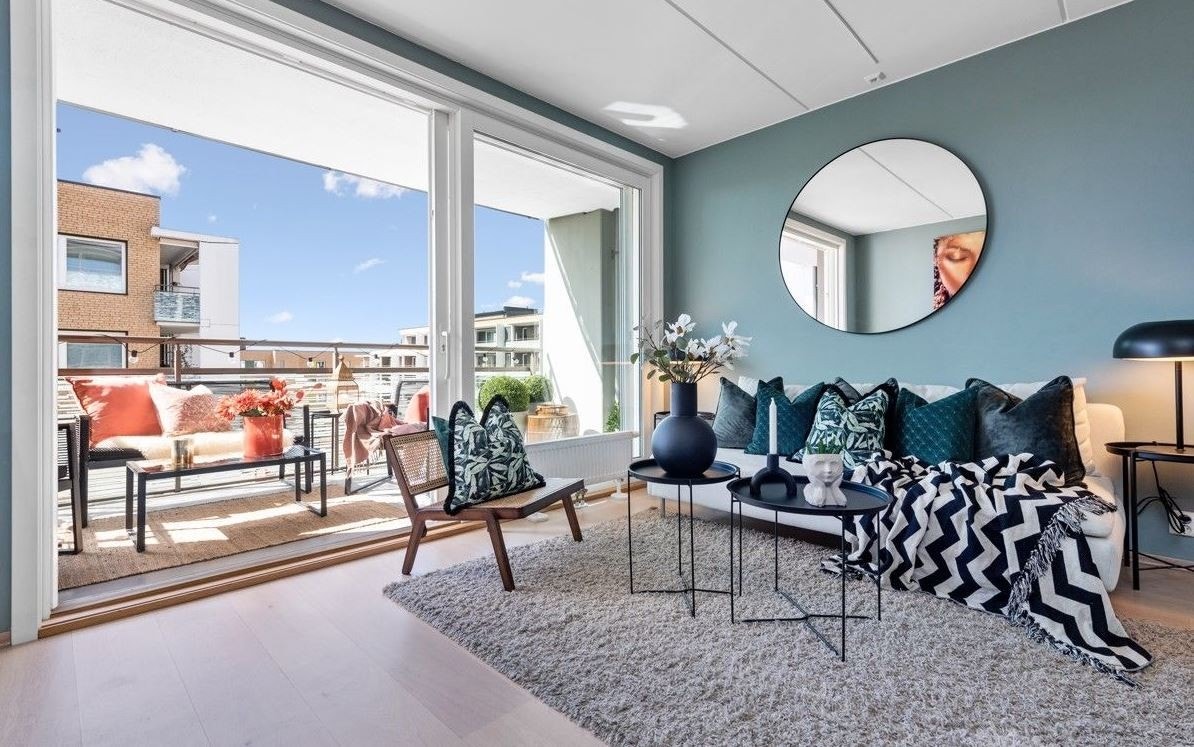 Stuen har plass til flere sittegrupper. Galleribilde