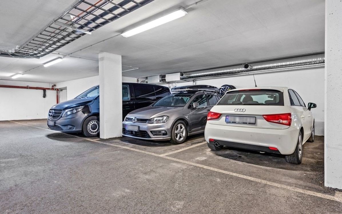 Mulighet for å leie parkeringsplass med lader i kjeller. Galleribilde