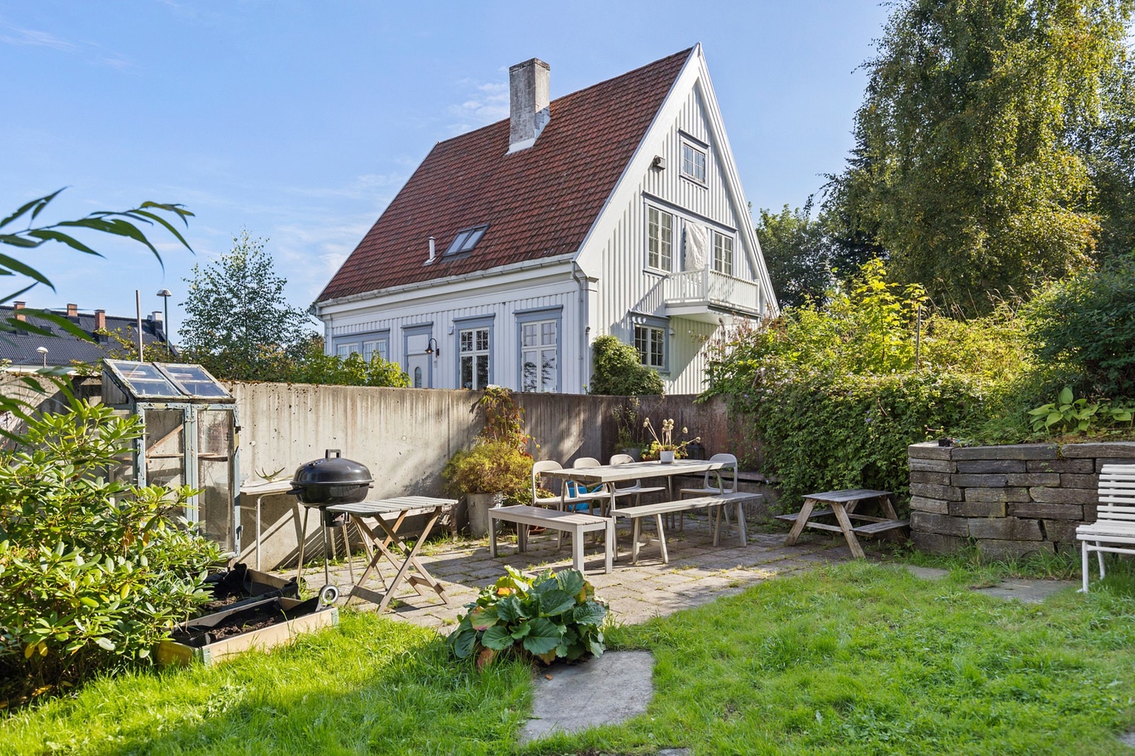 Pent opparbeidet uteområder med lite innsyn og gode solforhold. Hyggelig uteområde for beboerne. Galleribilde