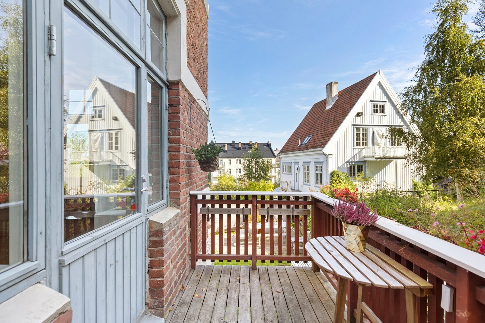 Balkongen er på ca. 3,7 m² og er vendt ut mot rolige omgivelser. Galleribilde
