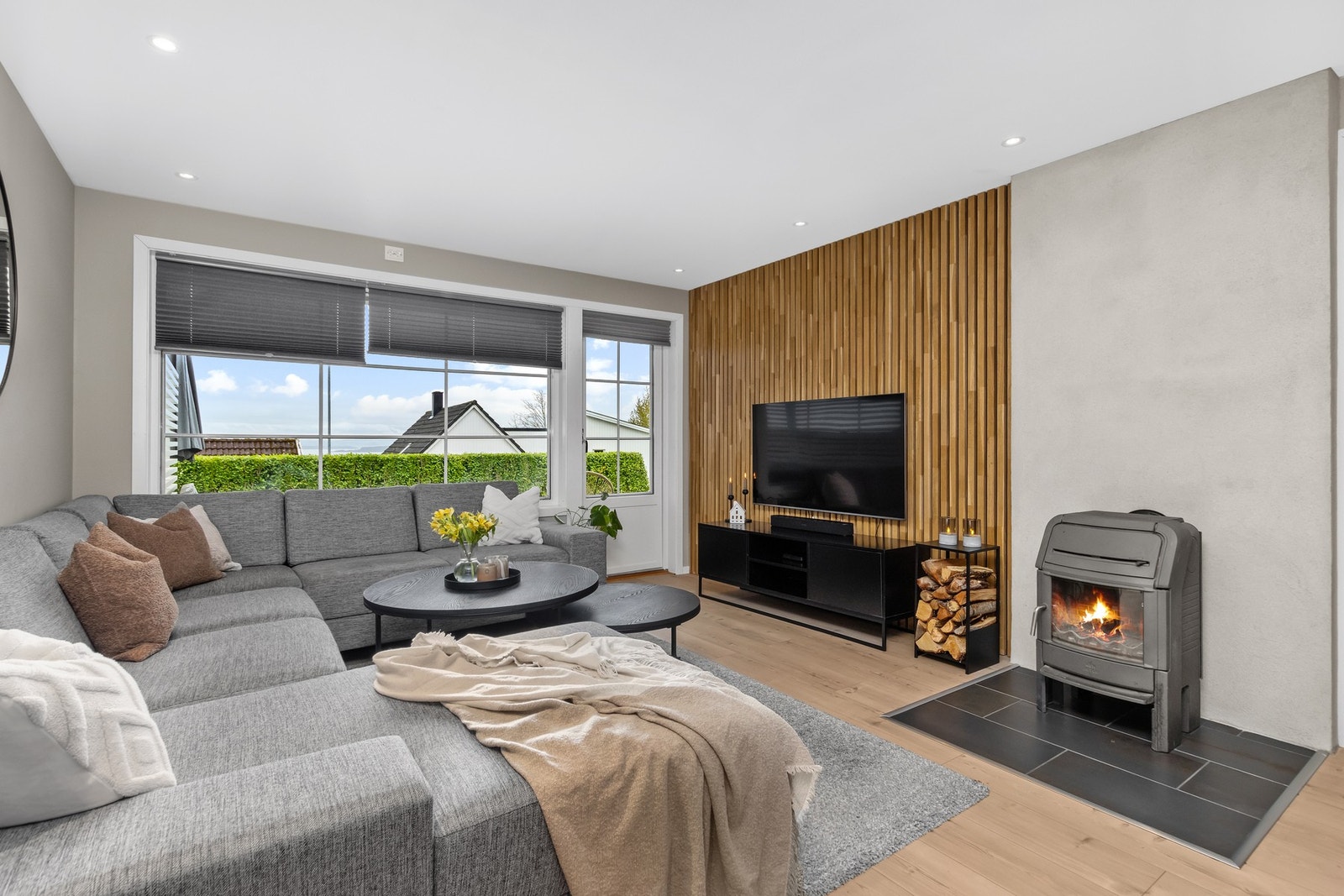 Utgang til terrasse og hage fra stuen. Galleribilde