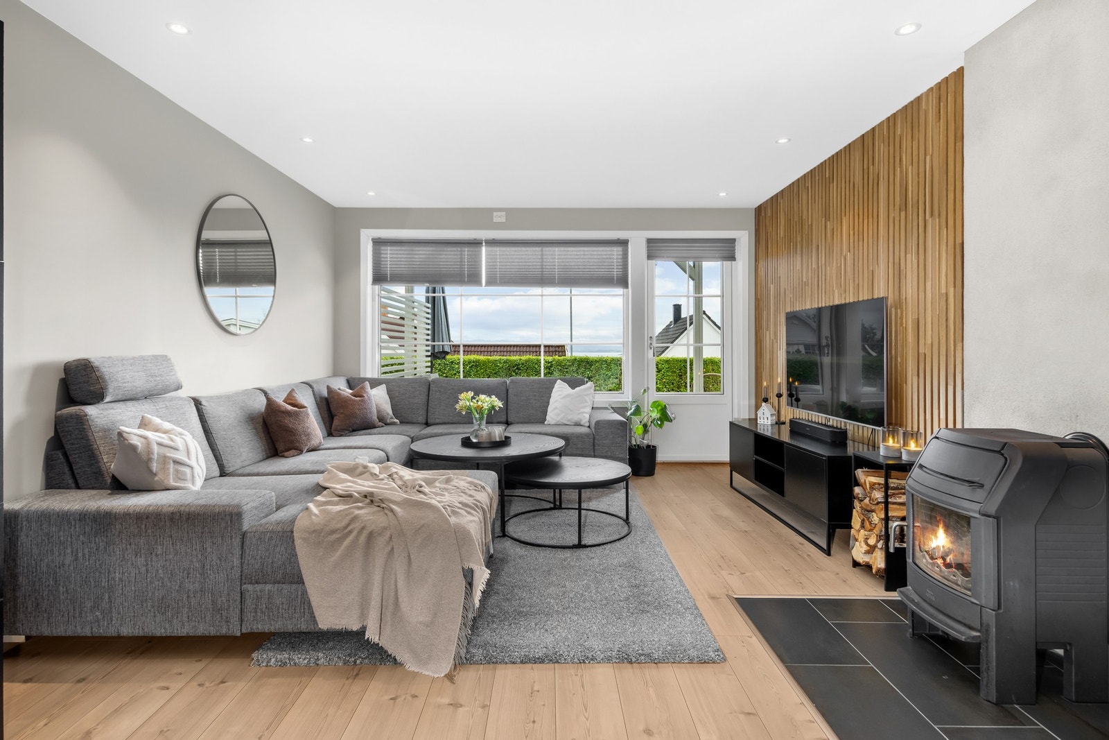 Romslig stue med downlights i tak. Galleribilde