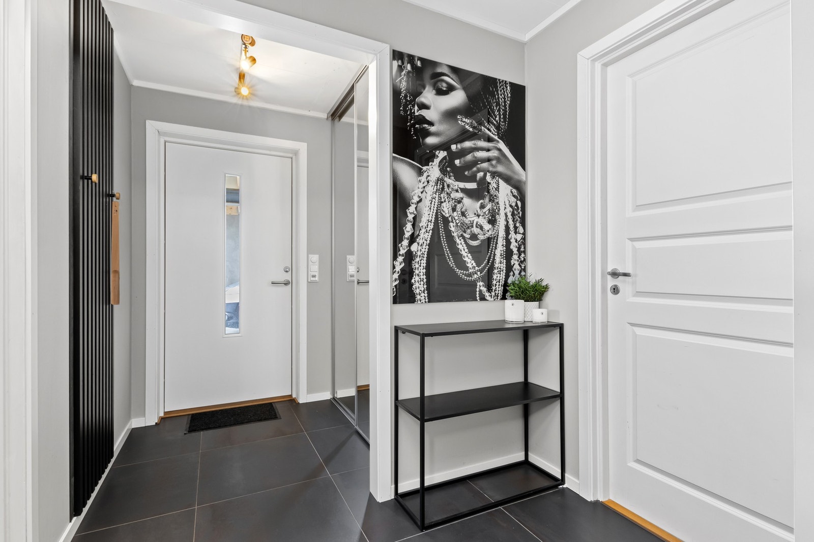 Flislagt gang med varme i gulv. Galleribilde
