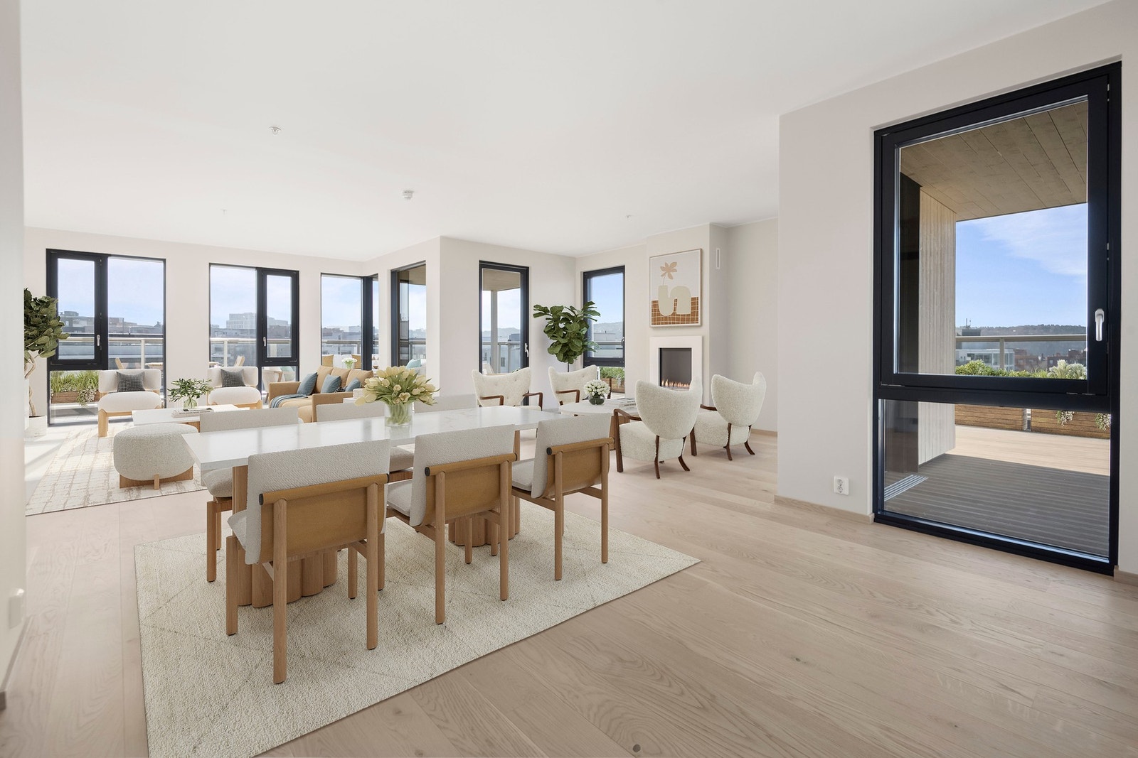 Store vindusflater på tre yttervegger gir rikelig med naturlig lys, i tillegg leveres en moderne gasspeis. Galleribilde