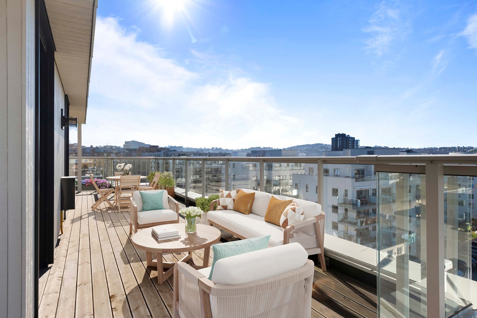 Den store prikken over i-en er den spektakulære terrassen på ca. 70 kvm, som strekker seg elegant langs tre av leilighetens yttervegger og gir rikelig med plass til både avslapning og sosiale sammenkomster. Galleribilde