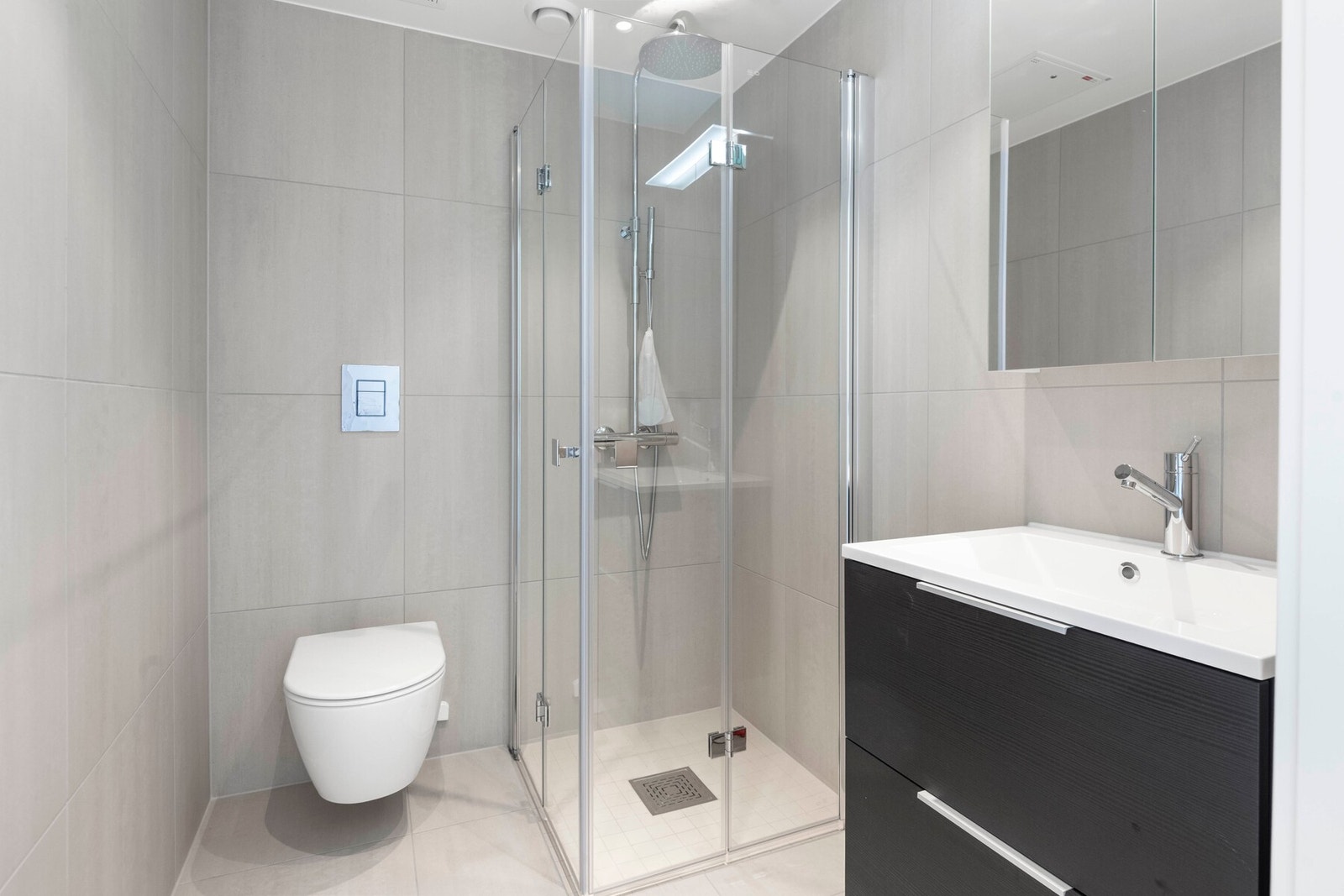 Hovedsoverommet har i tillegg eget privat bad - en eksklusiv detalj som løfter bokomforten. Galleribilde