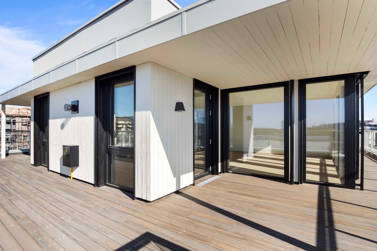 Fra oppholdsrommet og hovedsoverommet er det utgang til terrassen. Galleribilde