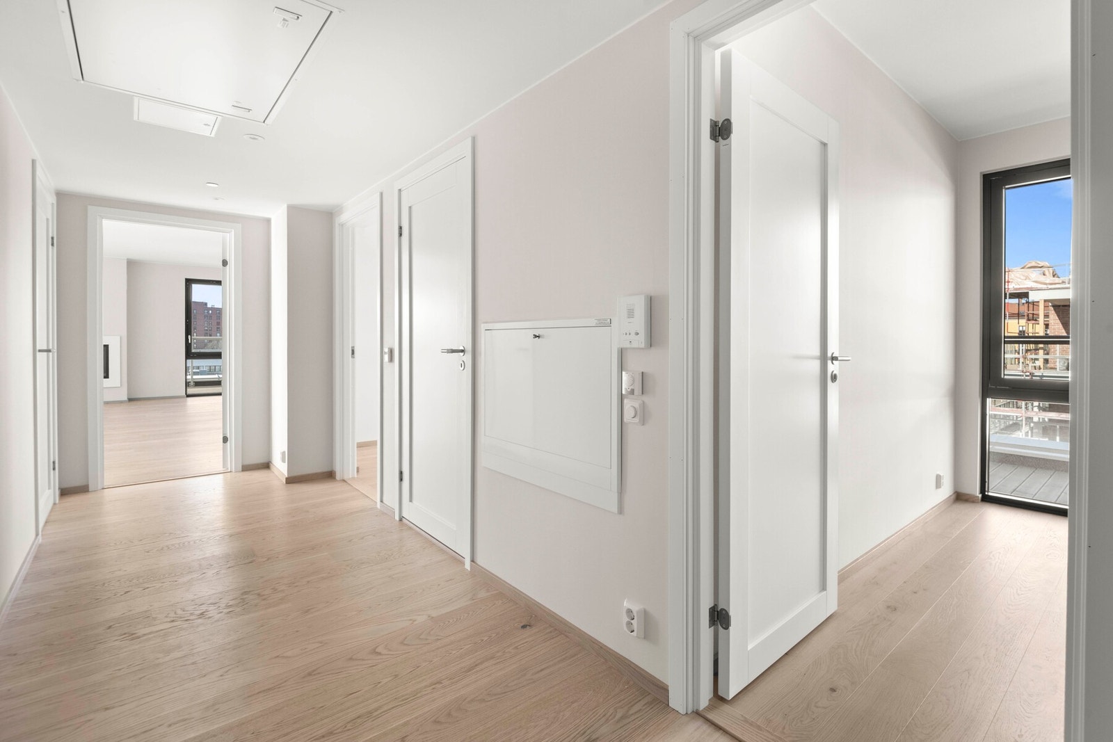 En glassdør mellom hall og oppholdsrom bidrar til en lys og åpen romfølelse. Galleribilde