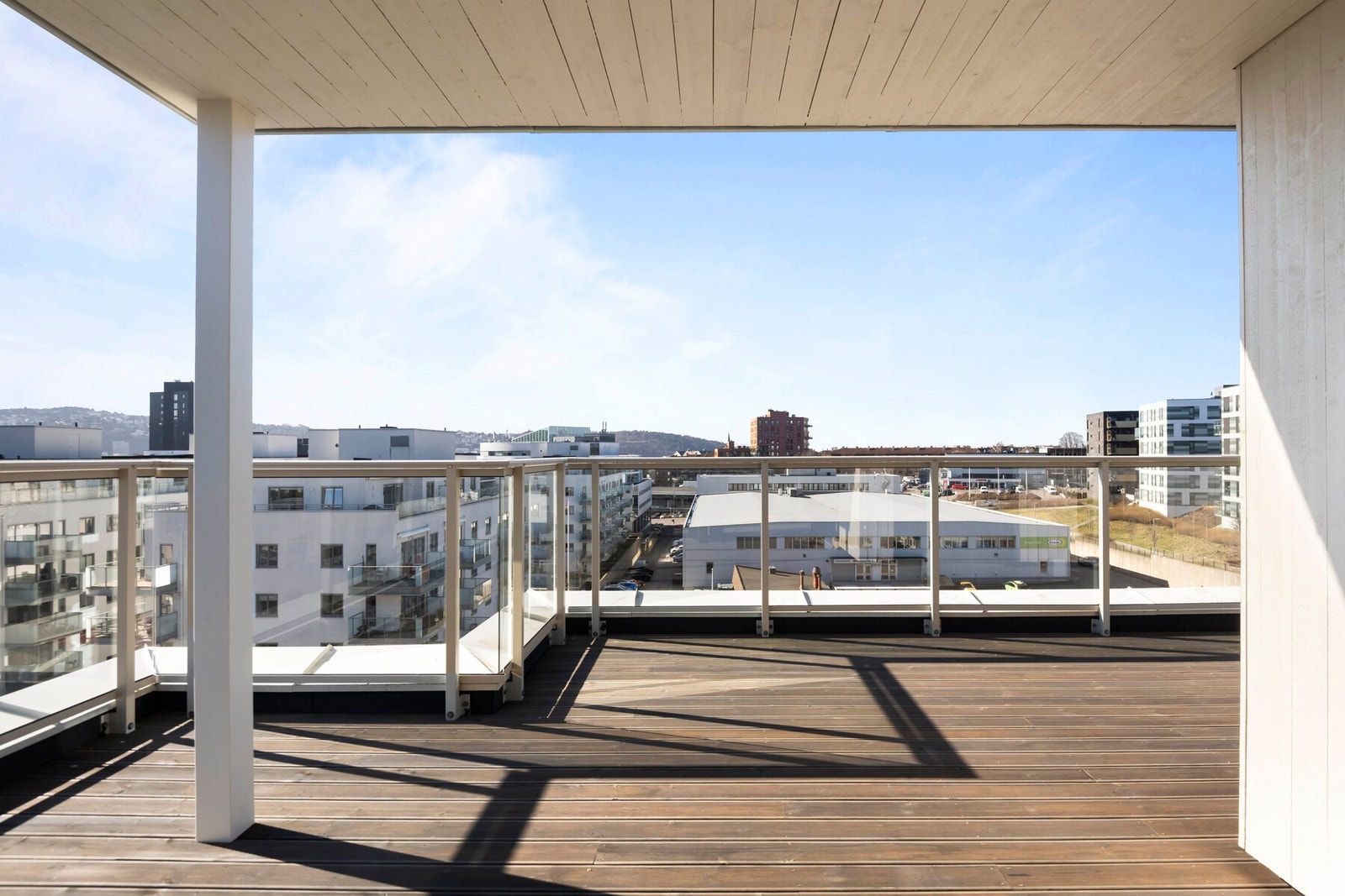 På varme dager fungerer terrassen som en naturlig forlengelse av boligen - et privat uterom med plass for både avslapning og sosiale sammenkomster. Galleribilde