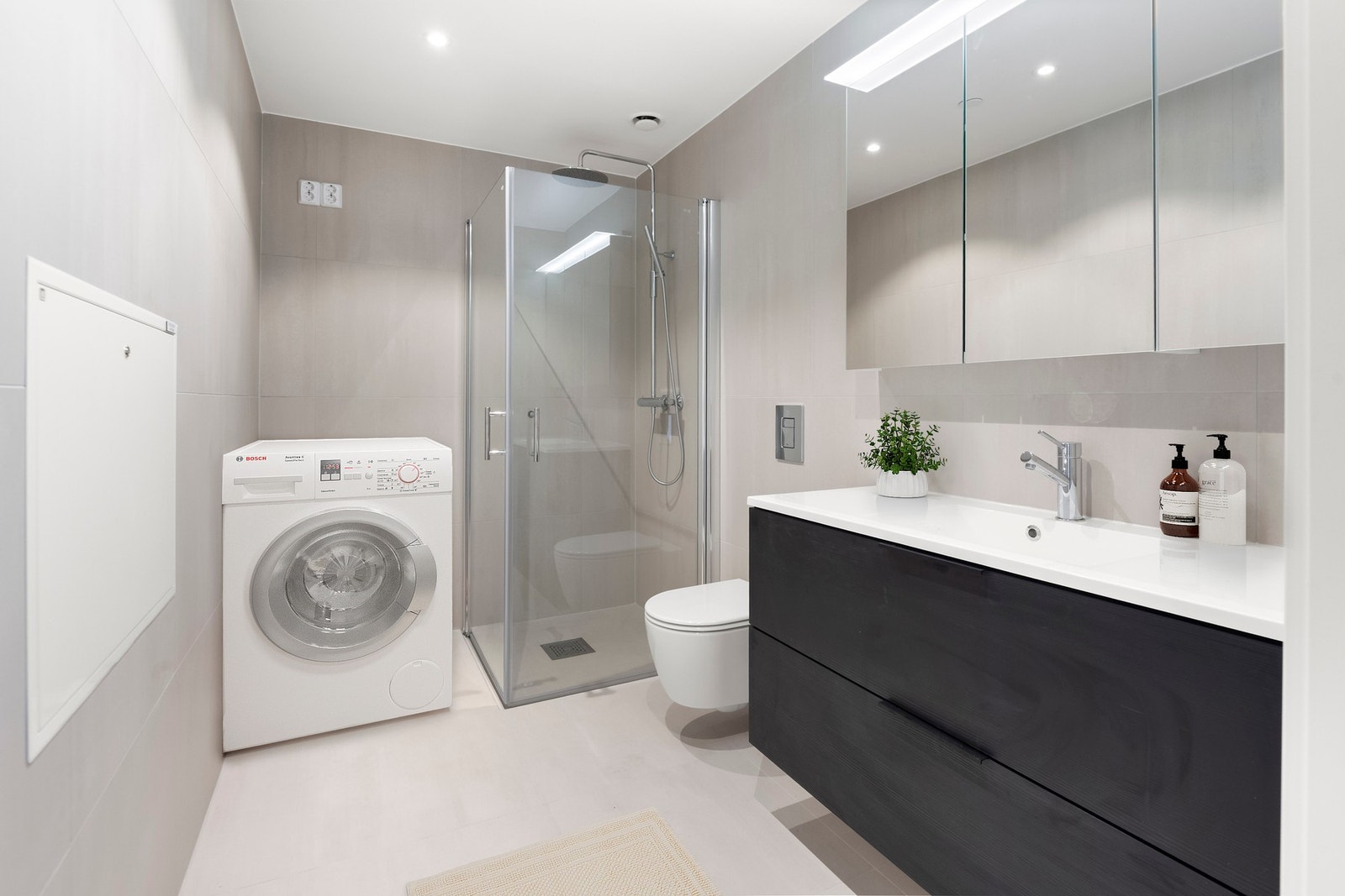 Det leveres to flislagte bad med moderne og stilren innredning. Galleribilde