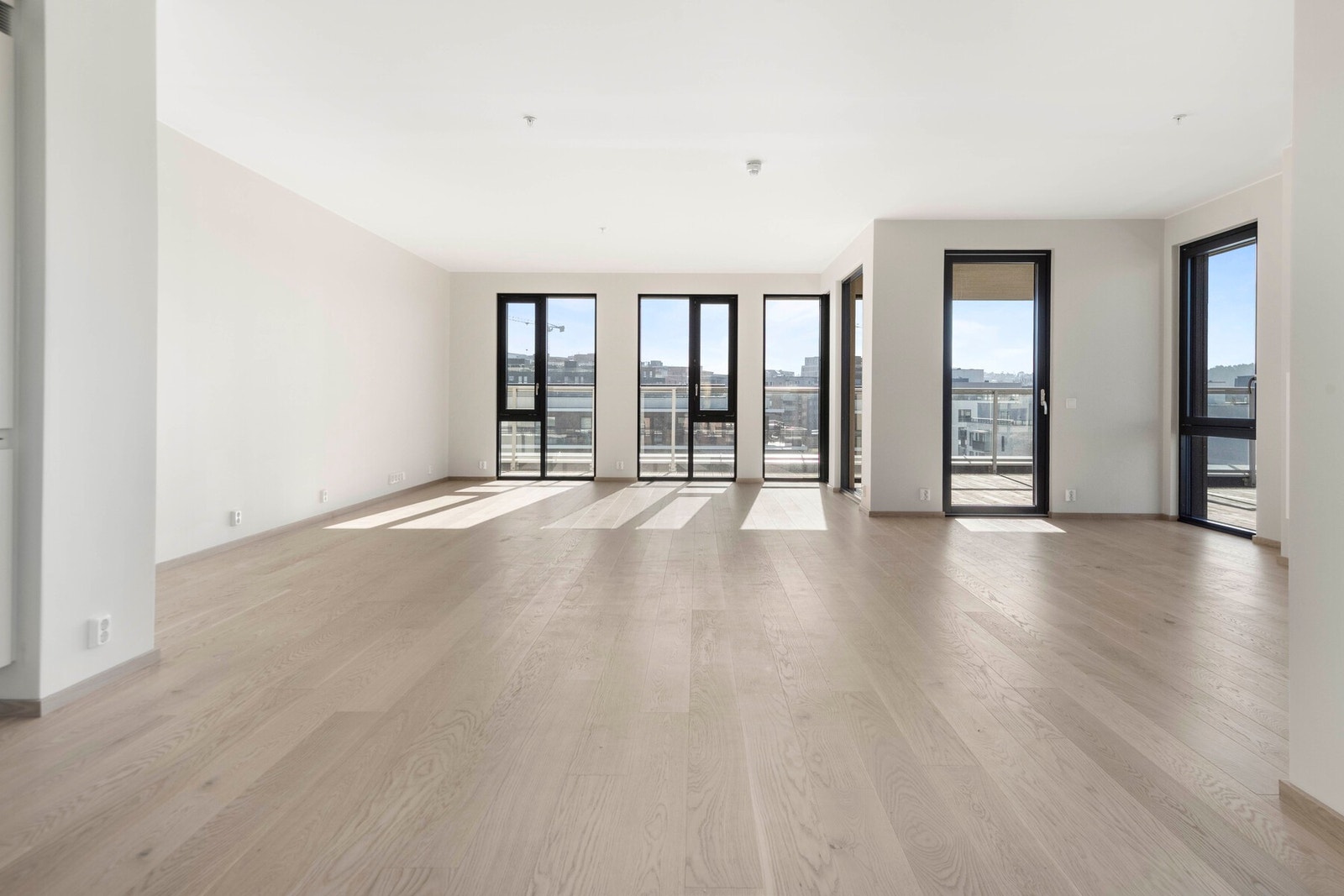 Selger har valgt "Nordisk"-stilpakken, som preges av delikate beigefarger og kromdetaljer, og gir leiligheten en harmonisk, tidløs og sofistikert atmosfære - nøye gjennomført av erfarne interiørdesignere. Galleribilde