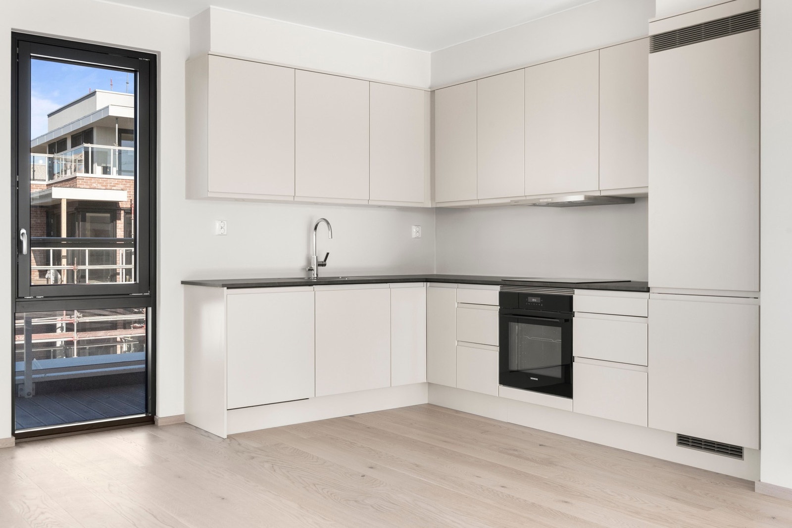 Lekkert Sigdal kjøkken med oppgraderte og integrerte hvitevarer fra Siemens Galleribilde