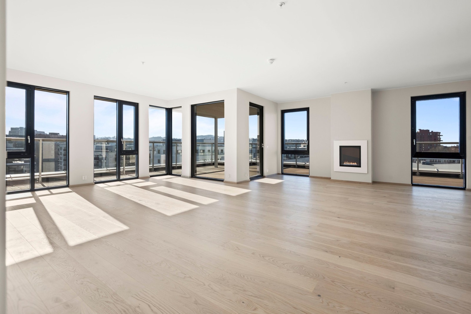 Leiligheten har 1-stavs hvitlasert eikeparkett og vannbåren gulvvarme. Galleribilde