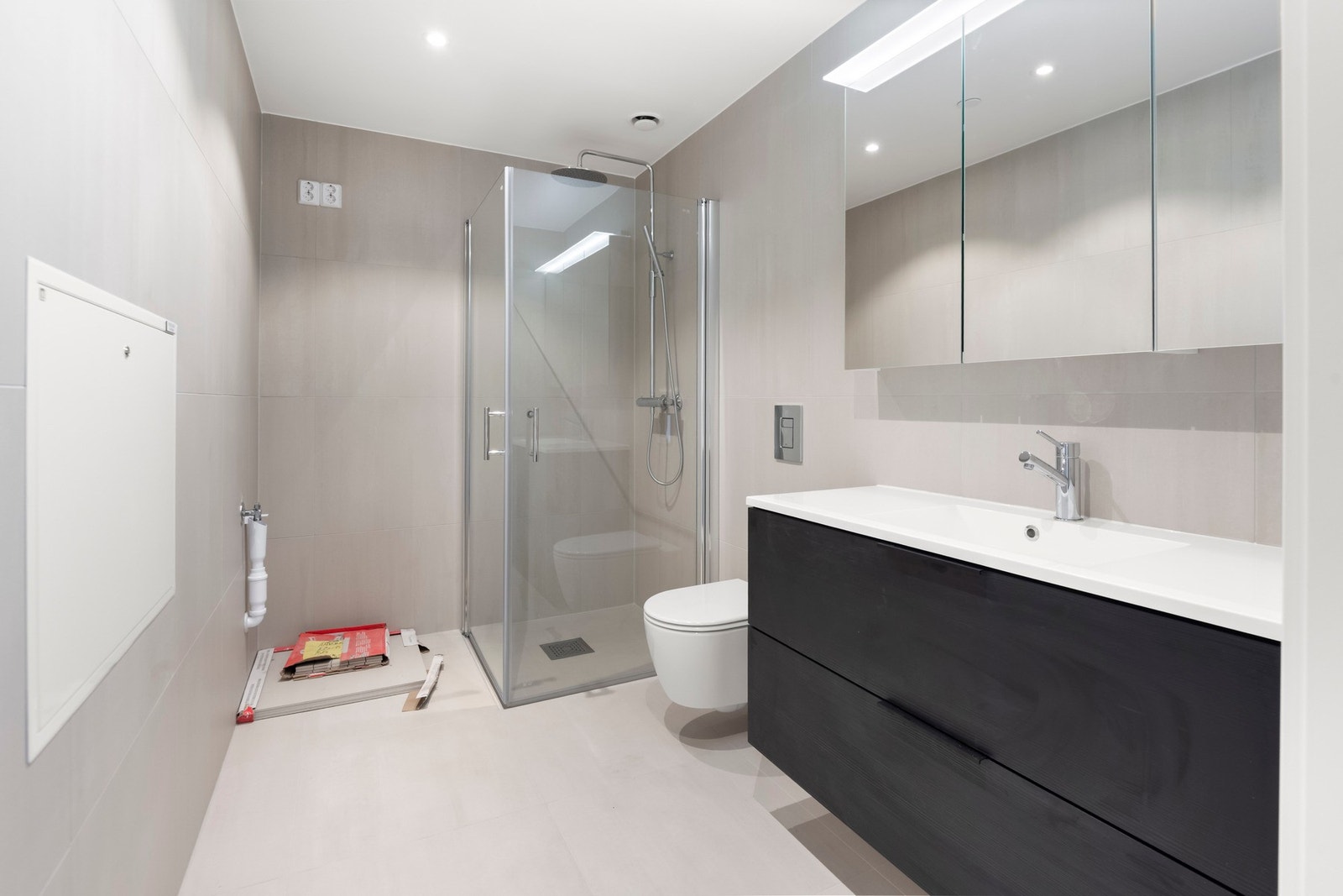 Begge badene er innredet med essensielle fasiliteter, og det største har praktisk opplegg for vaskemaskin/tørketrommel. Galleribilde