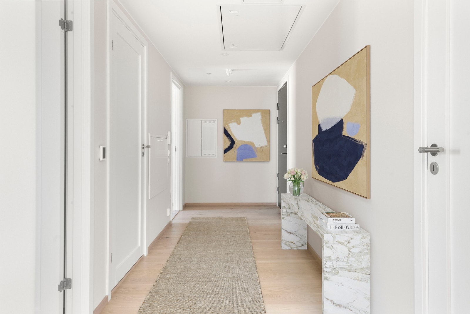 Leiligheten har en elegant og gjennomtenkt planløsning, med en romslig entré som byr på muligheter for garderobeløsninger og oppbevaring. Galleribilde