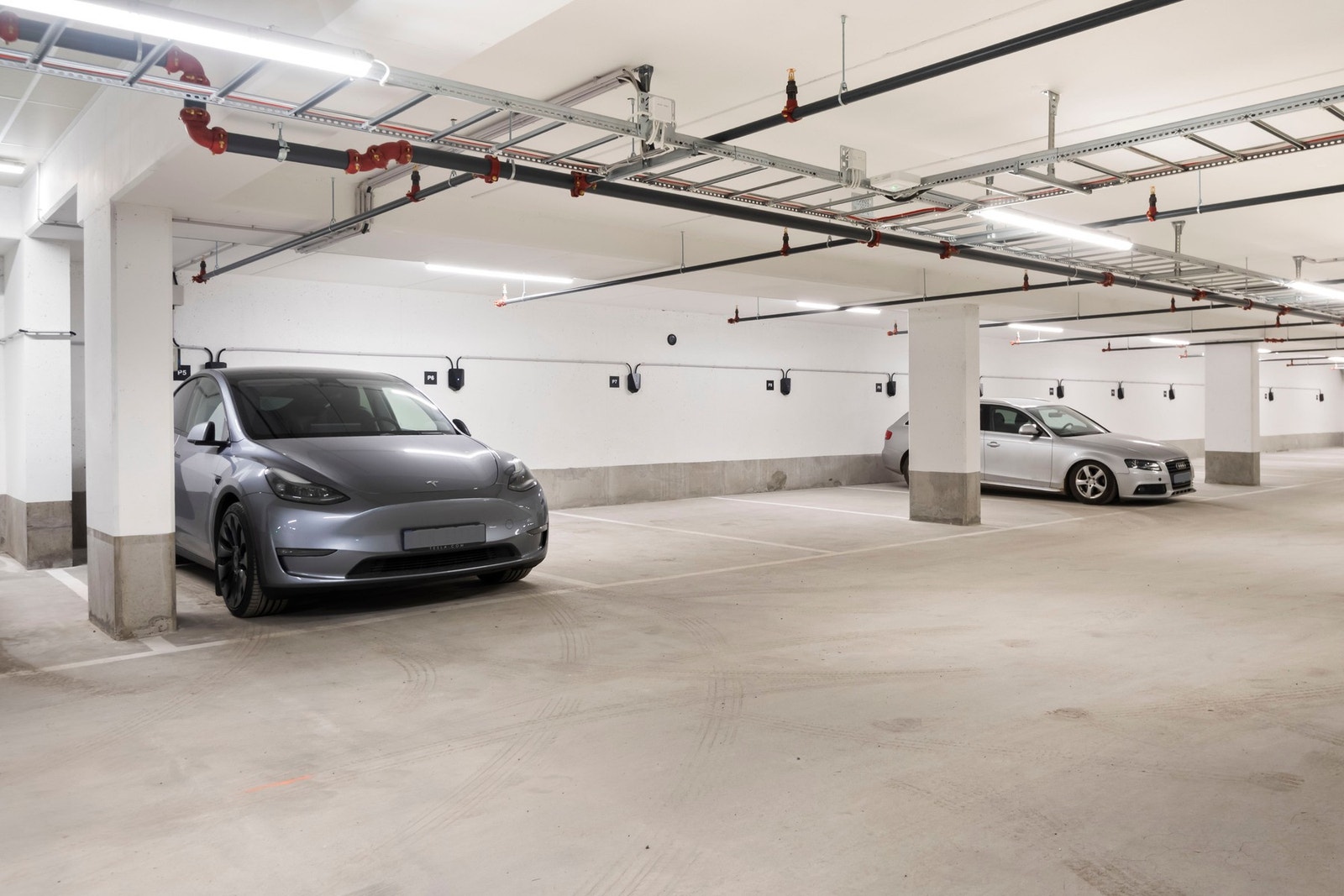 Det medfølger 1 stk. parkeringsplass med ladepunkt for elbil i garasjekjeller. Galleribilde