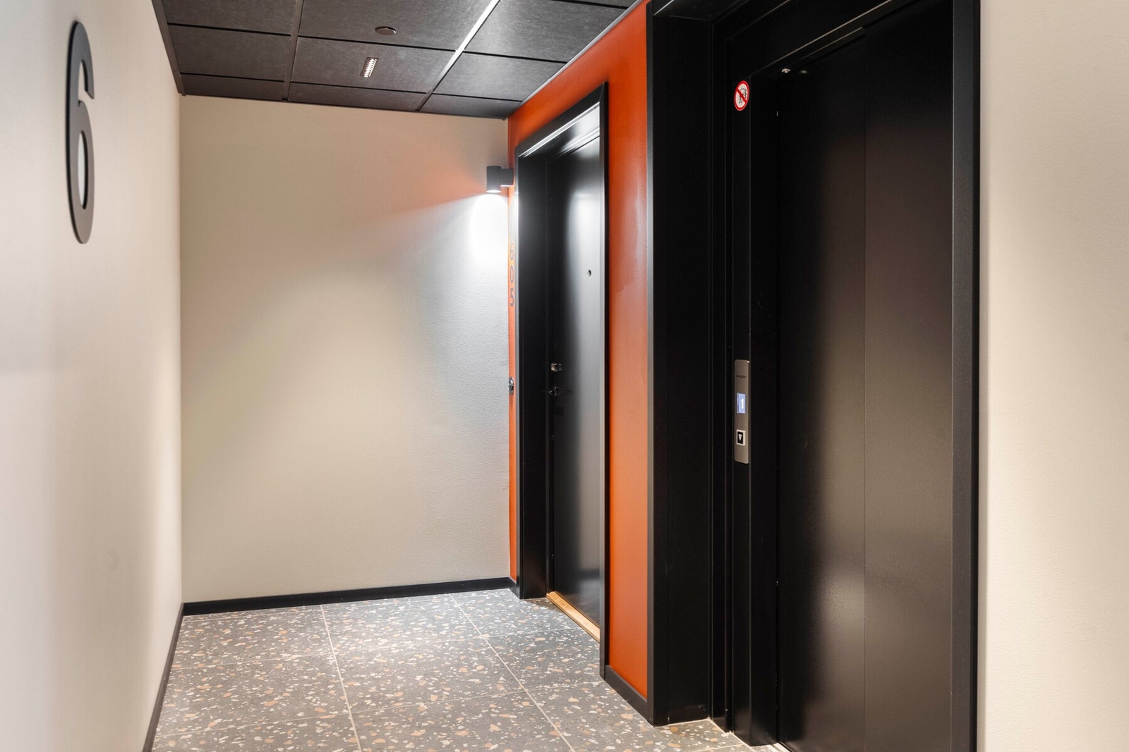 Utbygger har lagt stor vekt på å skape innbydende og stilfulle innvendig fellesarealer, med fokus på estetikk og funksjonalitet. Galleribilde