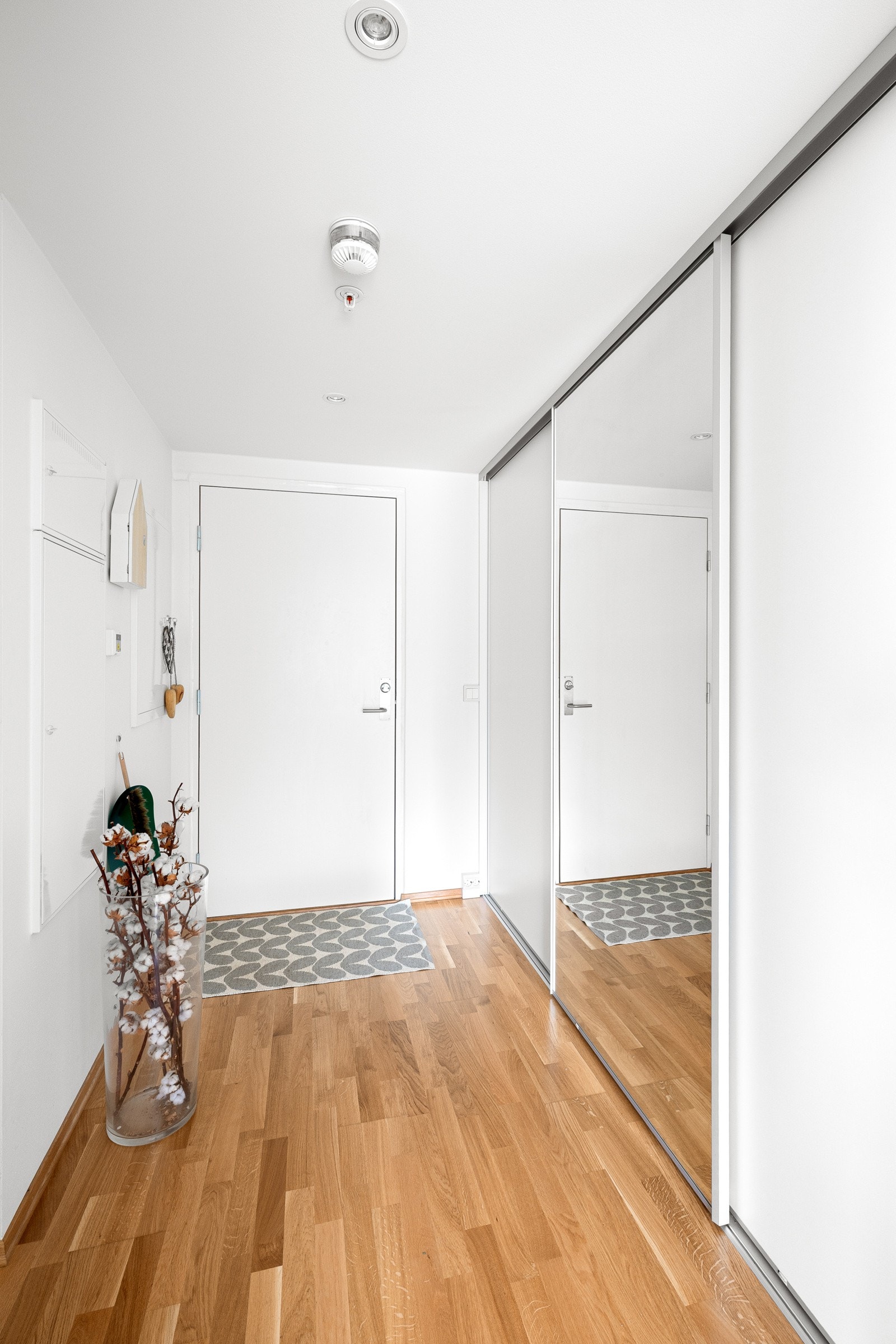 Gang med garderobe/bod. Galleribilde