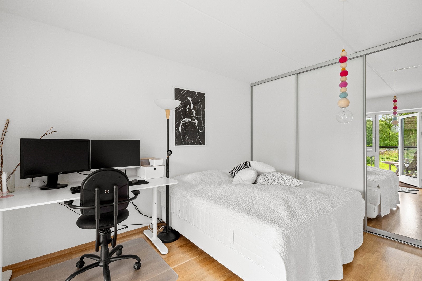 Soverommet er veldig stort og har mye garderobeplass Galleribilde
