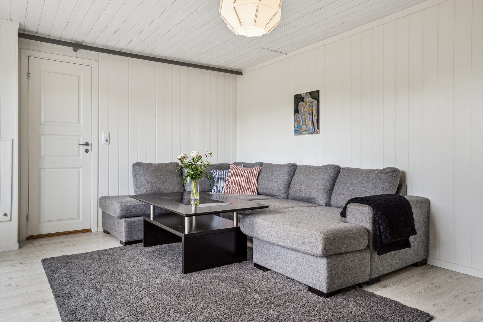 Stuen og soverommet i underetasjen er ikke bruksendret eller godkjent som rom for varig opphold. Se punkt om midlertidig brukstillatelse og ferdigattest i salgsoppgaven. Galleribilde