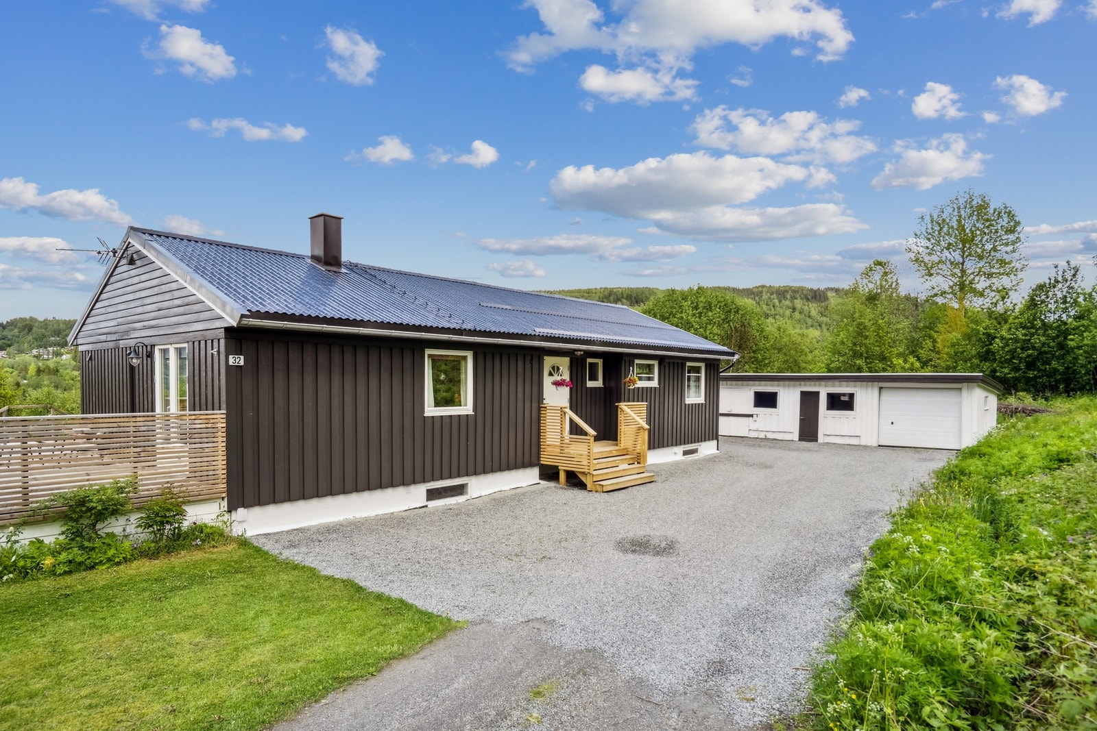 Den romslige tomten på 2 041 kvm gir gode muligheter for lek, rekreasjon og uteaktiviteter for hele familien. Galleribilde