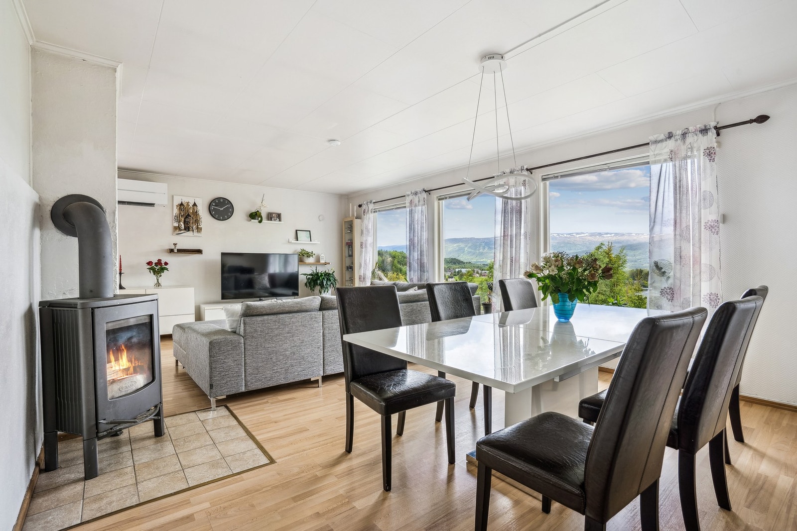 Stuen er romslig med sine 34,5 kvm og har store vindusflater som gir godt med naturlig lys og flott utsikt. Galleribilde