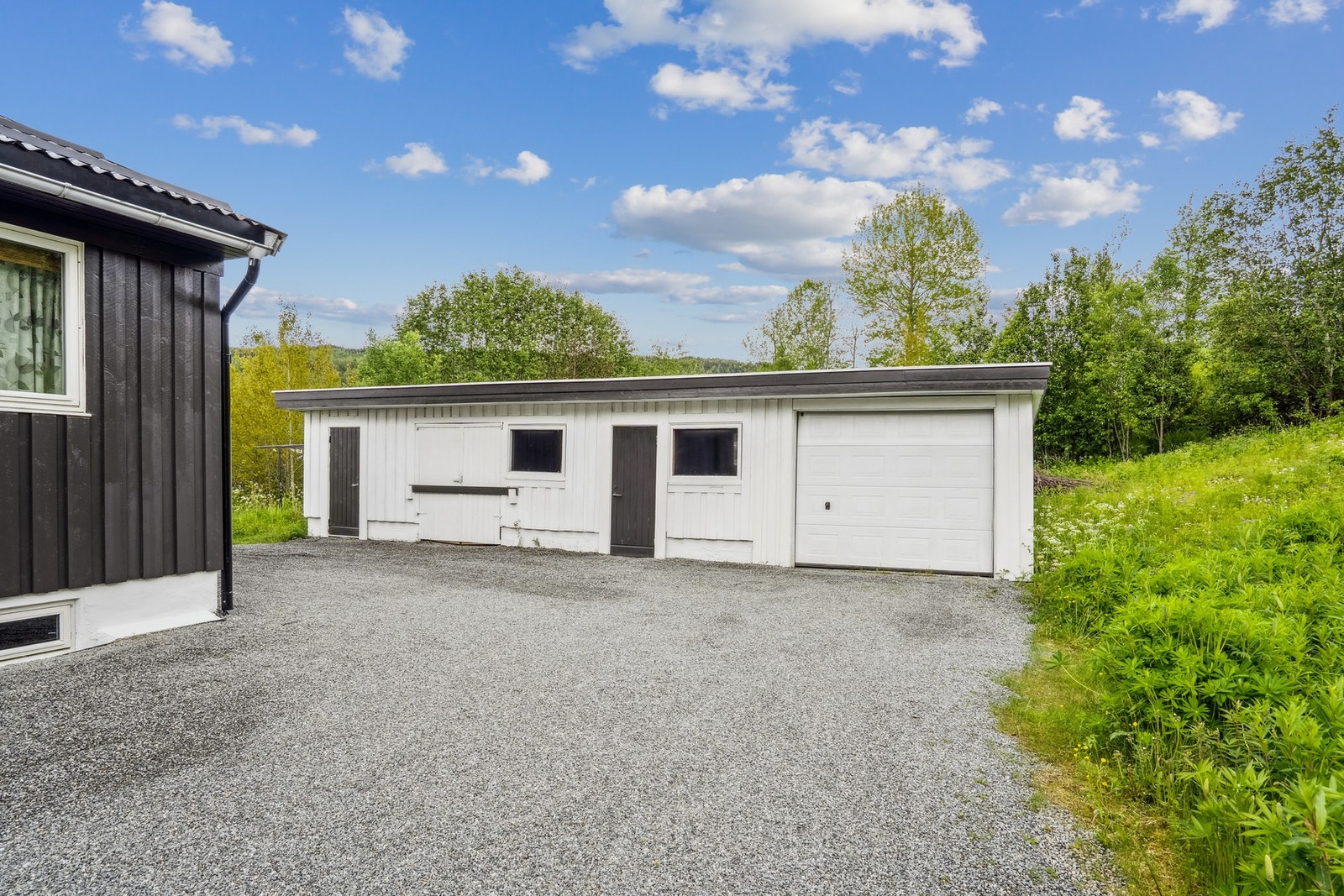 Boligen har egen garasje til parkering, samt boder som gir gode muligheter for ekstra lagringsplass. Galleribilde