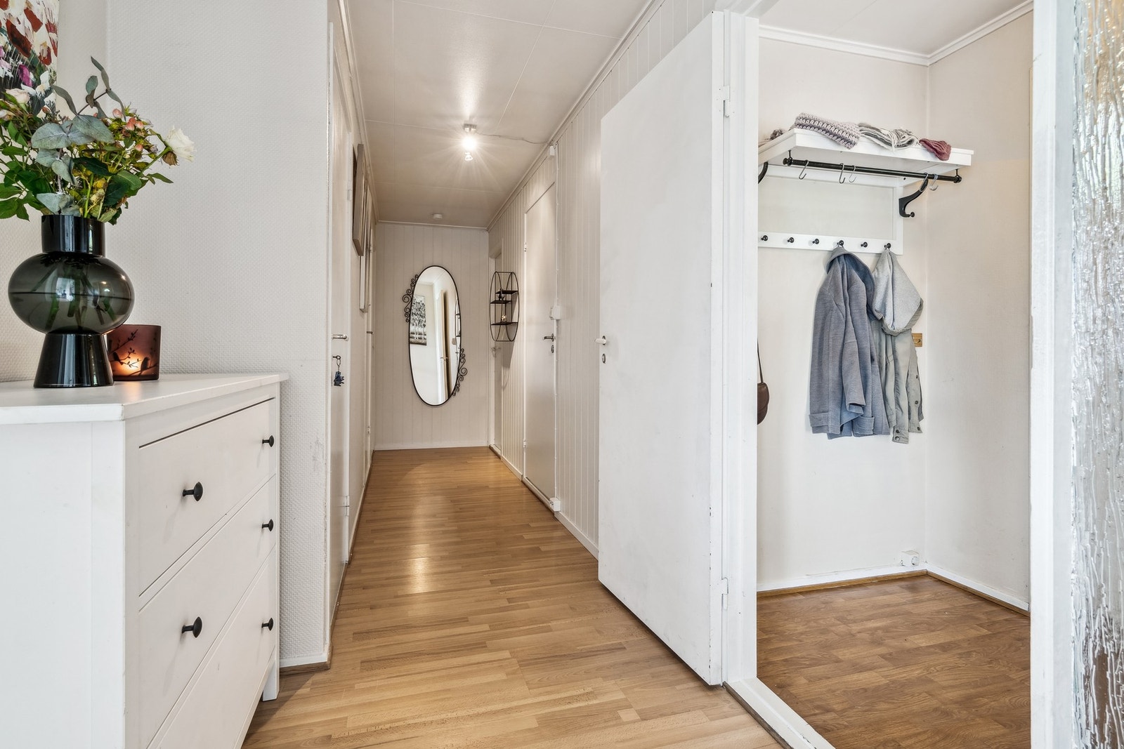 Gangen ved entréen fungerer som et sentralt knutepunkt med adkomst til alle rom i etasjen. Galleribilde