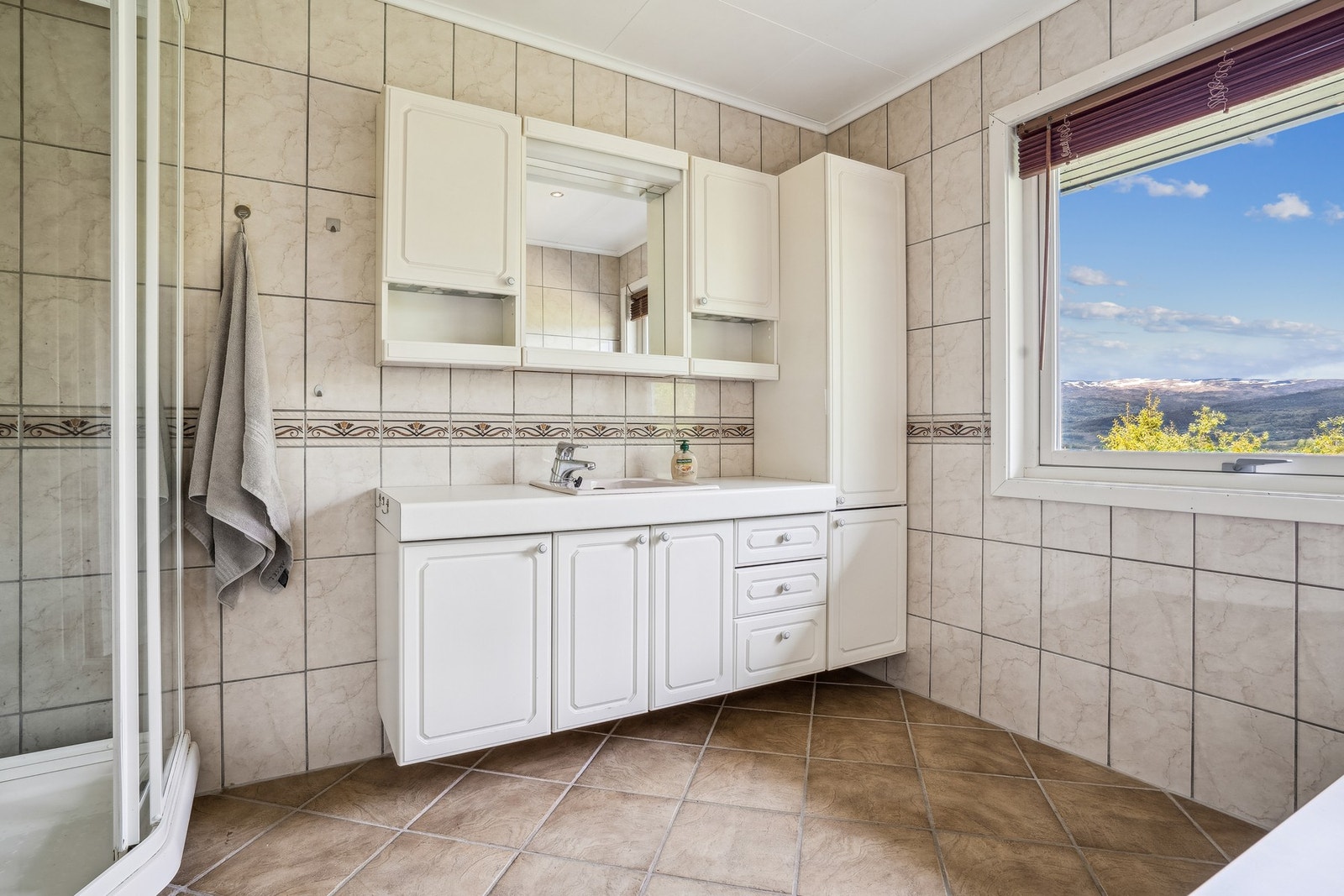 Også fra badet kan du nyte en flott og fantastisk utsikt. Galleribilde