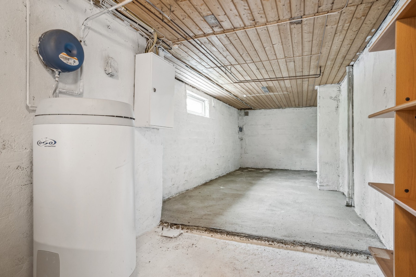 Bod i underetasjen på 40 kvm med varmtvannstank. Gulvet i grovkjelleren er behandlet med Betongtett, et krystalliserende middel som hindrer kapillært fuktopptrekk. Overflaten er deretter belagt med betonglasyr og malt med betongmaling, noe som gir en slit Galleribilde