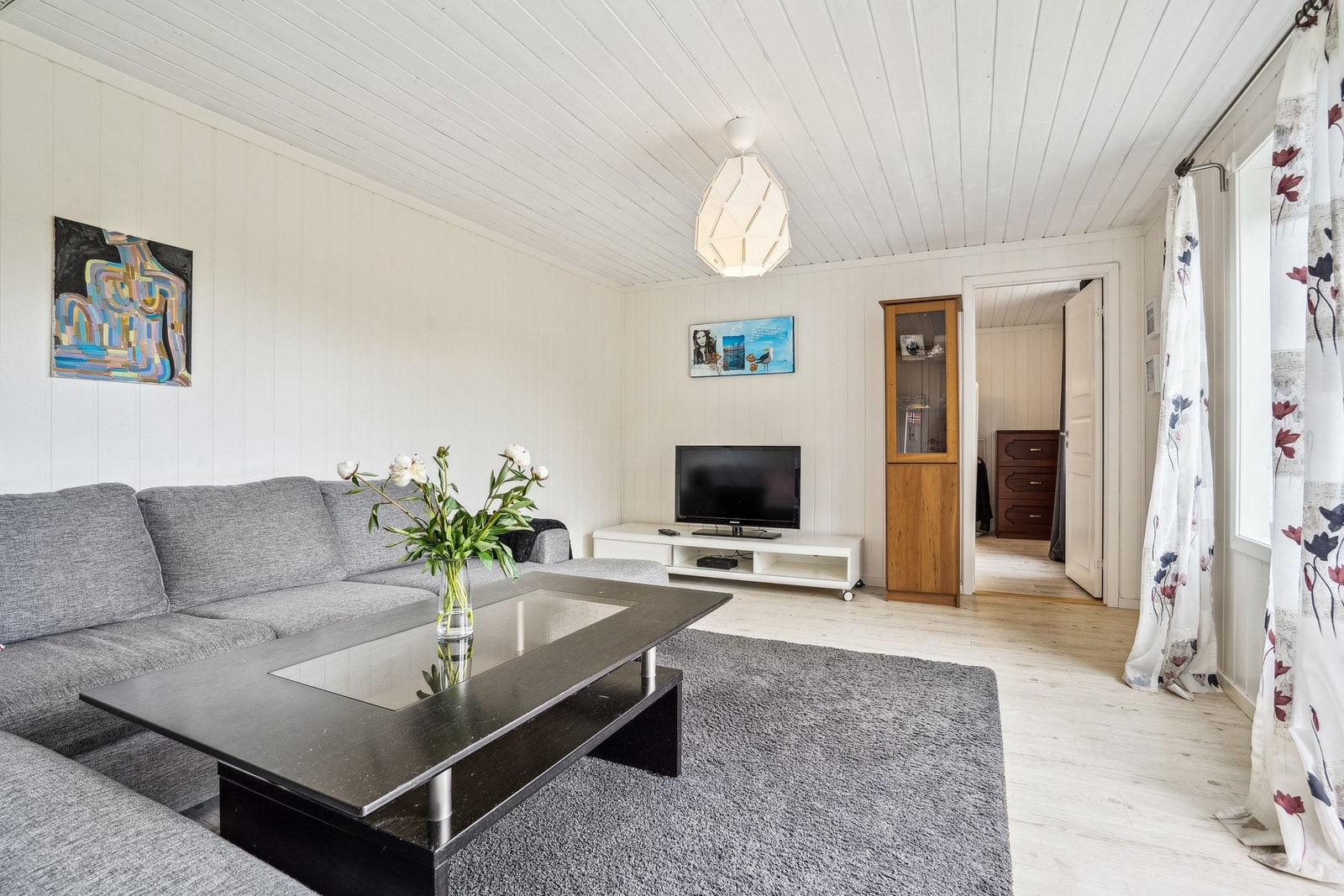 Rommene er innredet som stue og soverom, og ble pusset opp av byggmester Merabygg i 2018. Galleribilde