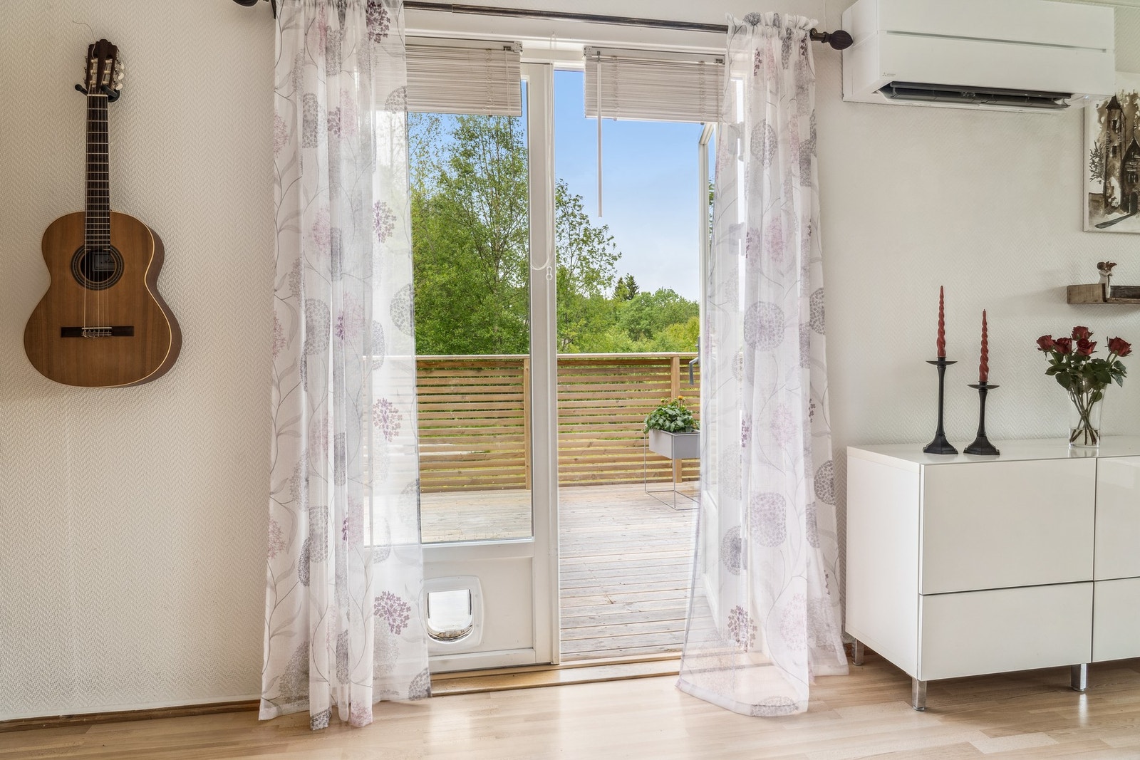 Fra stuen er det utgang til boligens veranda. Galleribilde