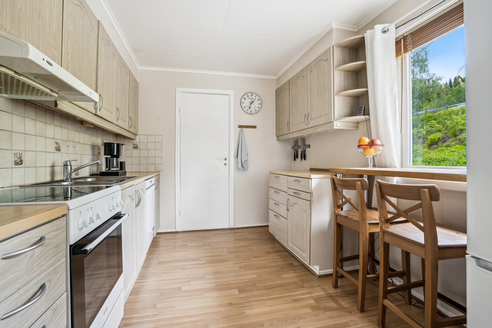 Kjøkkenet har et areal 9 kvm med god skap- og benkeplass. Galleribilde