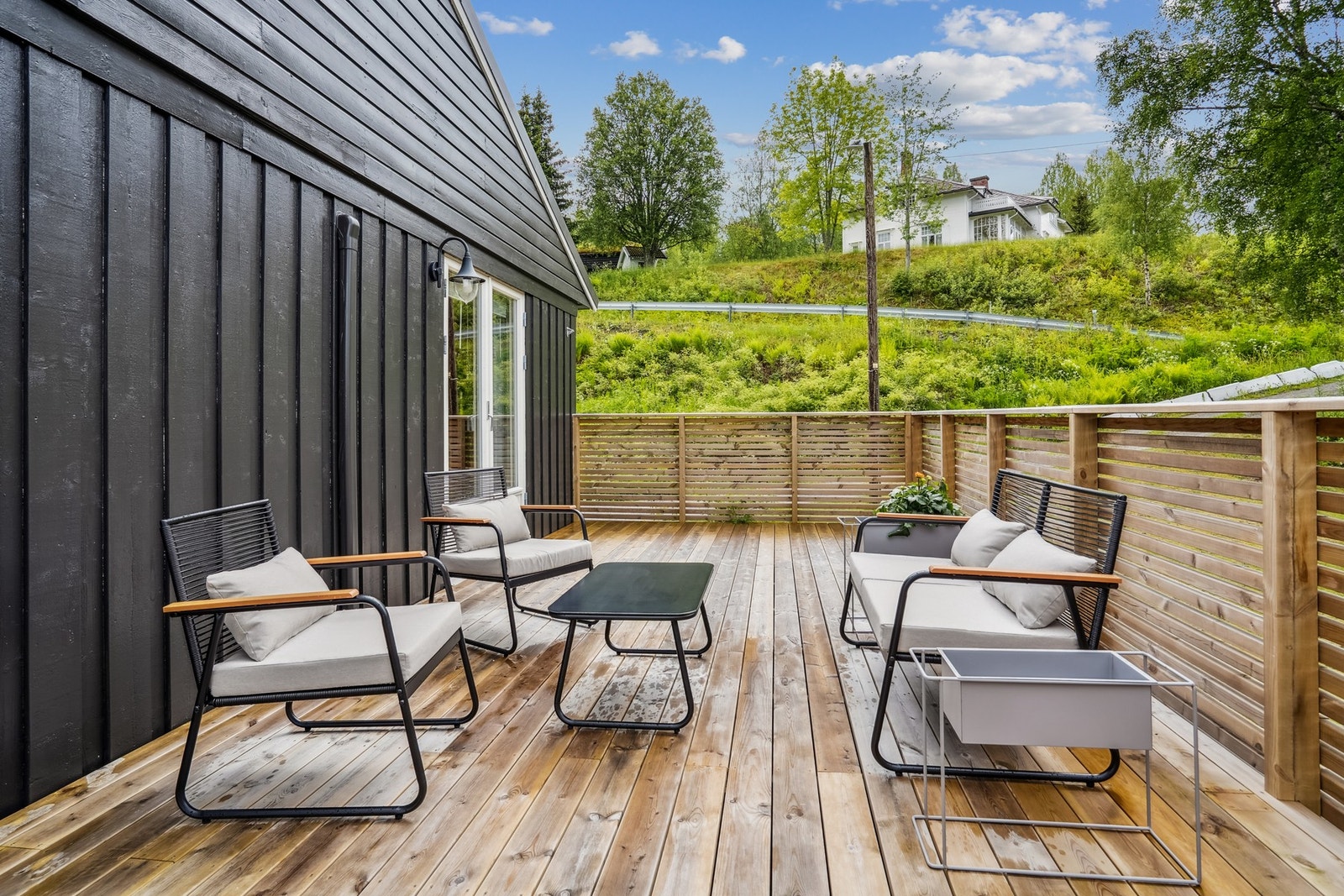 Utenfor stuen finner du en romslig og luftig veranda med god plass til utemøbler. Verandaen er ny fra 2023 og oppført av Logins Bygg. Galleribilde